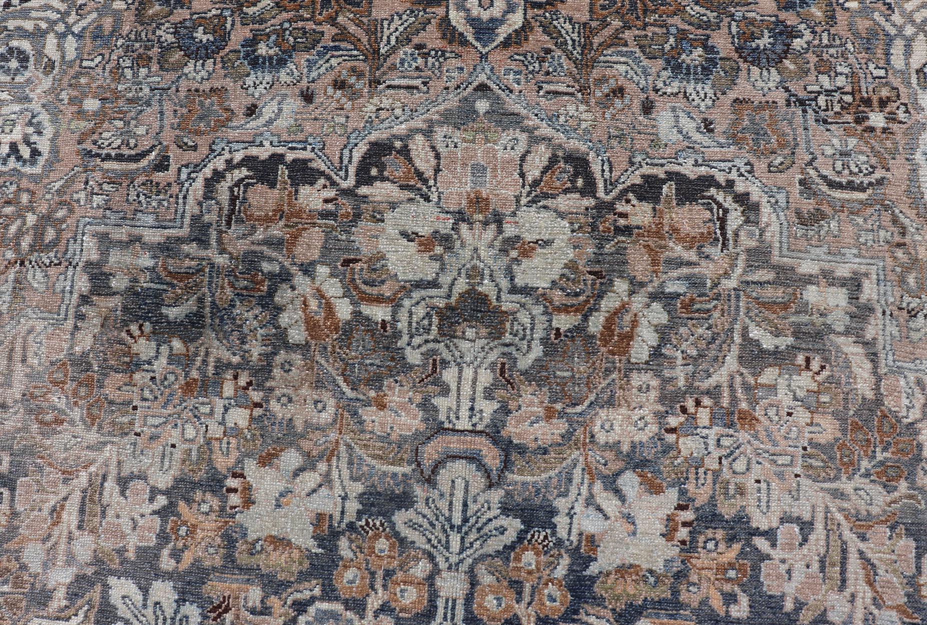 XX secolo Antico tappeto persiano Bibikabad con medaglione ornato  8'10 x 11'10 in vendita