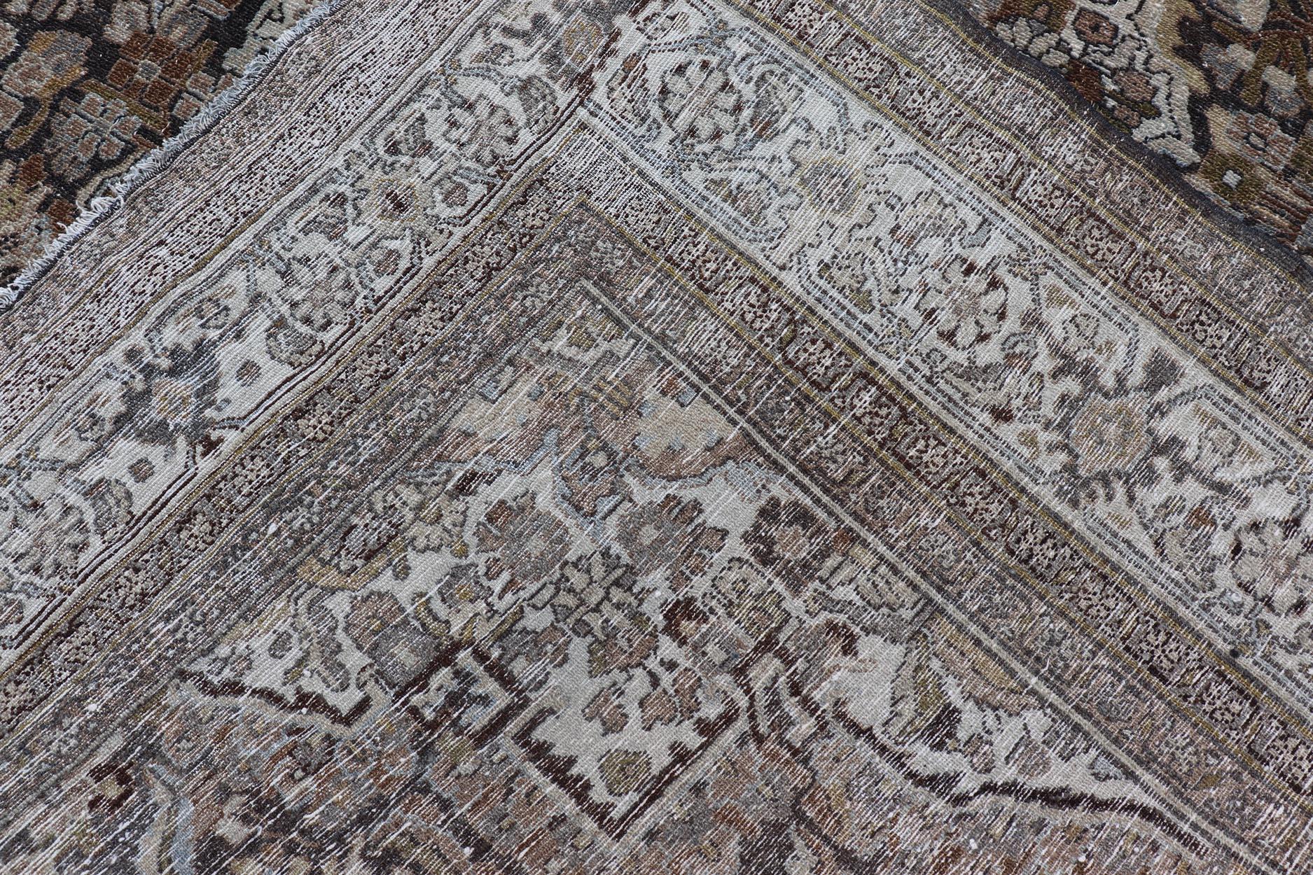 Antique Persian Bibikabad Rug with Intricate Medallion Botanical Motifs 8'6 x 11 im Angebot 2
