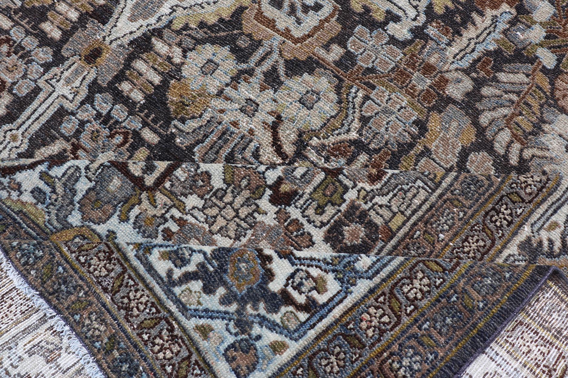 Antique Persian Bibikabad Rug with Intricate Medallion Botanical Motifs 8'6 x 11 im Angebot 3