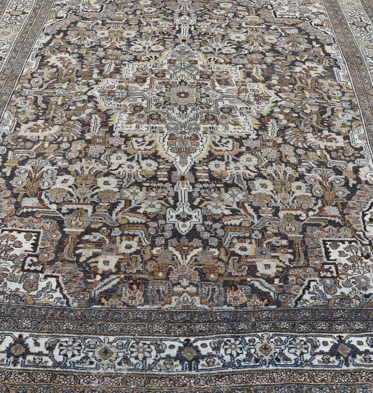 Antique Persian Bibikabad Rug with Intricate Medallion Botanical Motifs 8'6 x 11 im Angebot 4