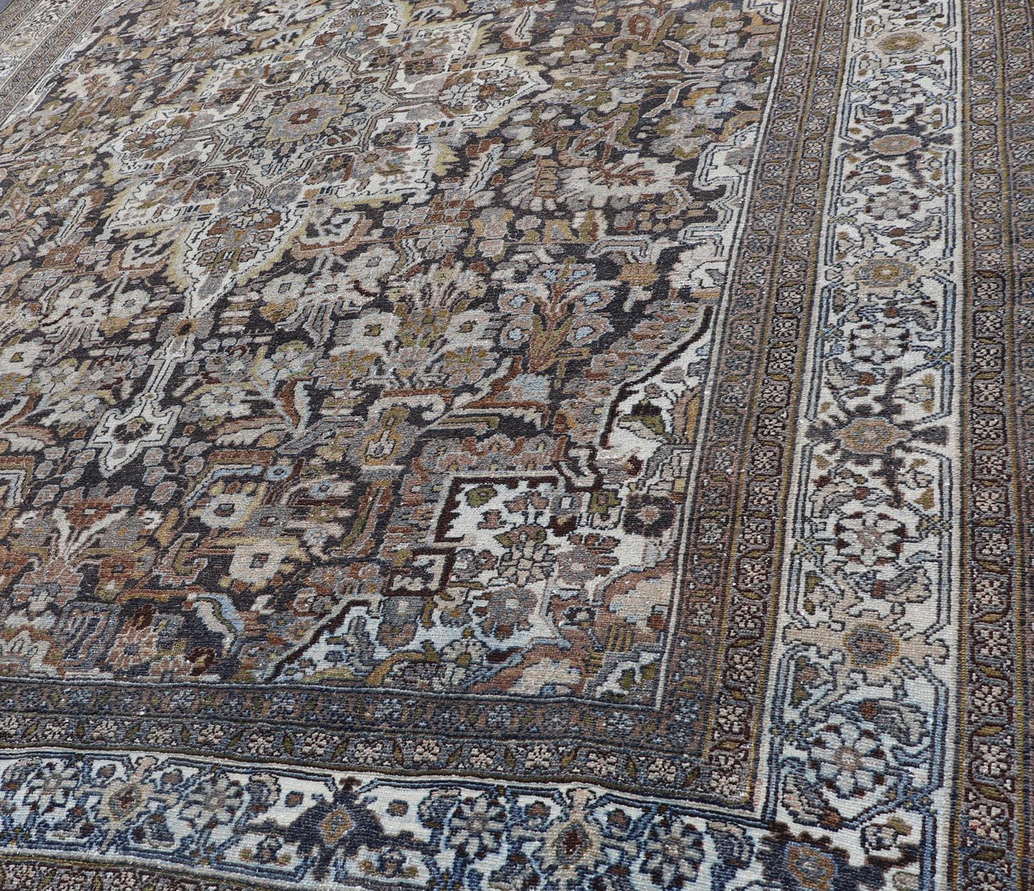 Antique Persian Bibikabad Rug with Intricate Medallion Botanical Motifs 8'6 x 11 im Zustand „Gut“ im Angebot in Atlanta, GA