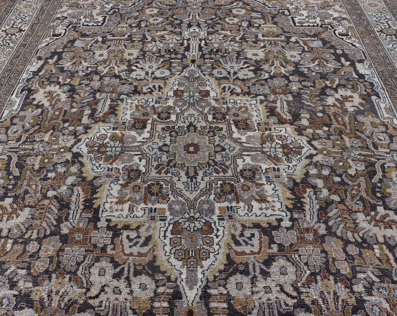 Antique Persian Bibikabad Rug with Intricate Medallion Botanical Motifs 8'6 x 11 (20. Jahrhundert) im Angebot