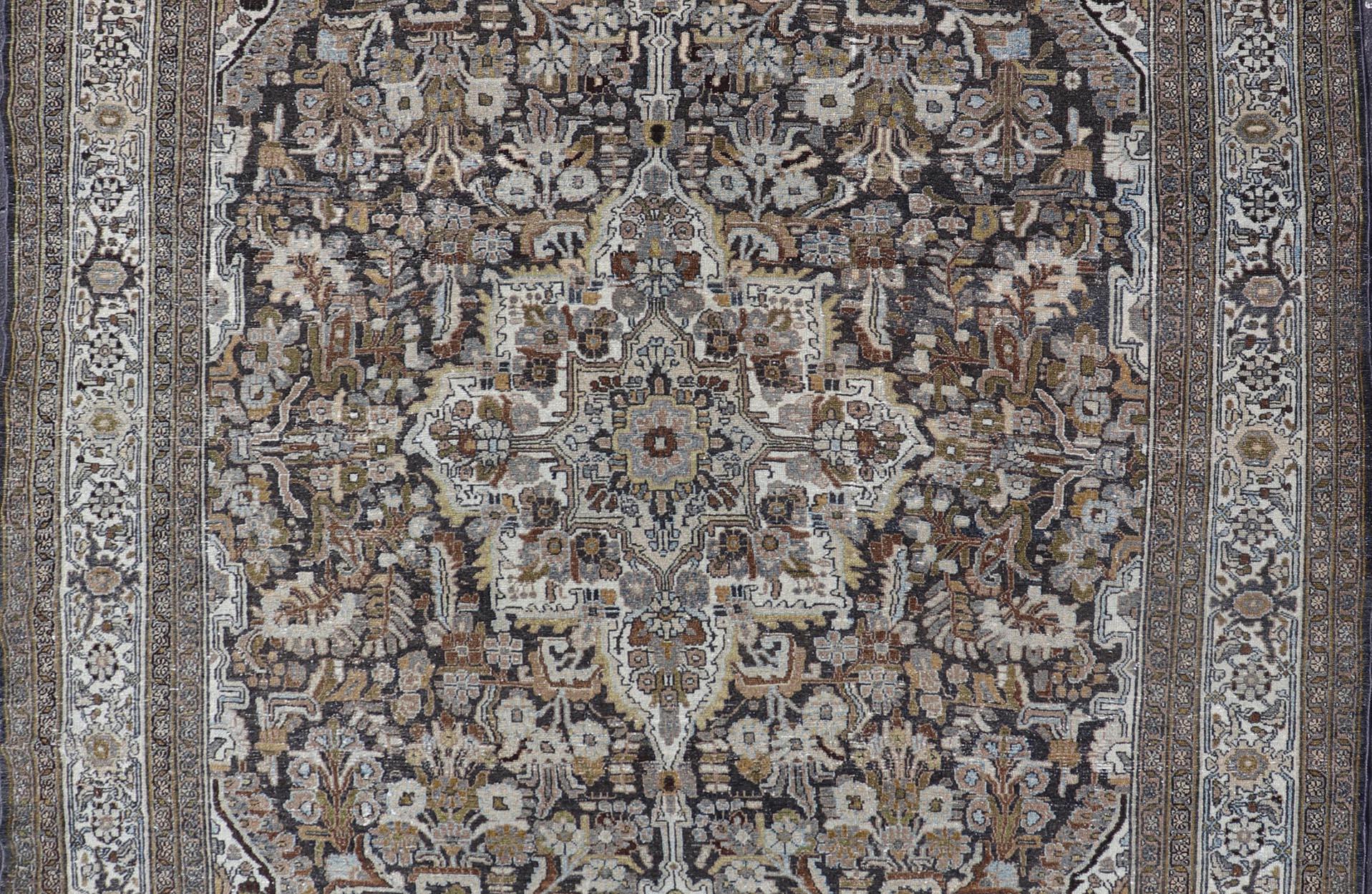 Antique Persian Bibikabad Rug with Intricate Medallion Botanical Motifs 8'6 x 11 im Angebot 1