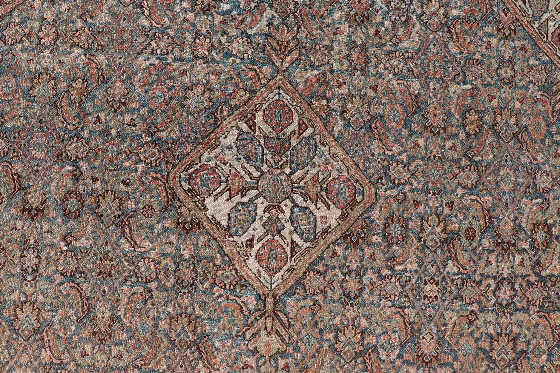 Antico tappeto persiano Bibikabad con intricato disegno floreale a medaglione 6'9 x 6'9 in vendita 2