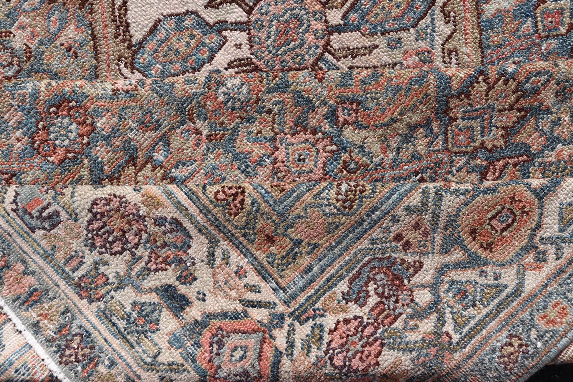 XX secolo Antico tappeto persiano Bibikabad con intricato disegno floreale a medaglione 6'9 x 6'9 in vendita