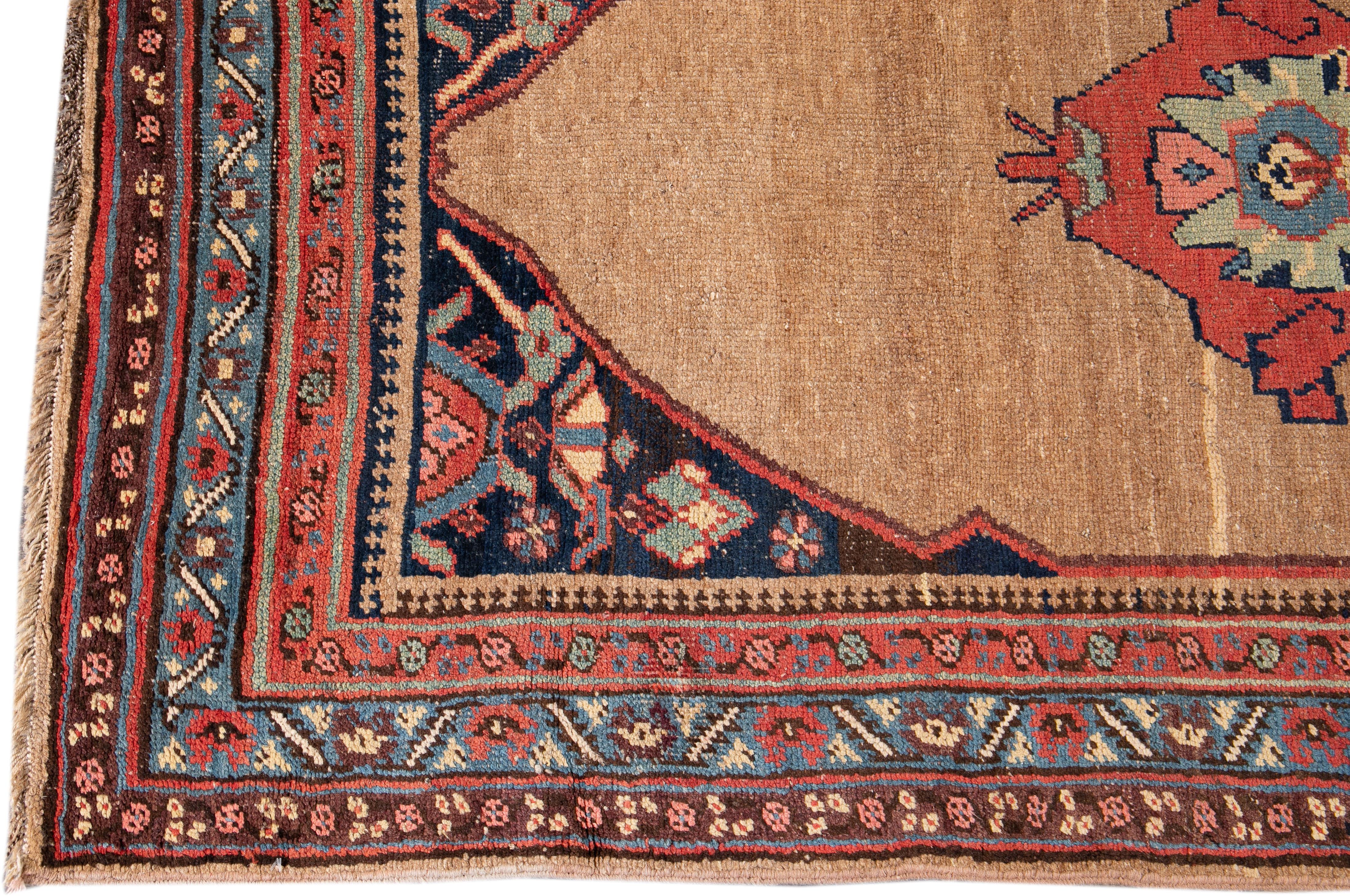 Perse Tapis de couloir persan ancien en laine marron Bidjar fait à la main avec motif tribal en vente