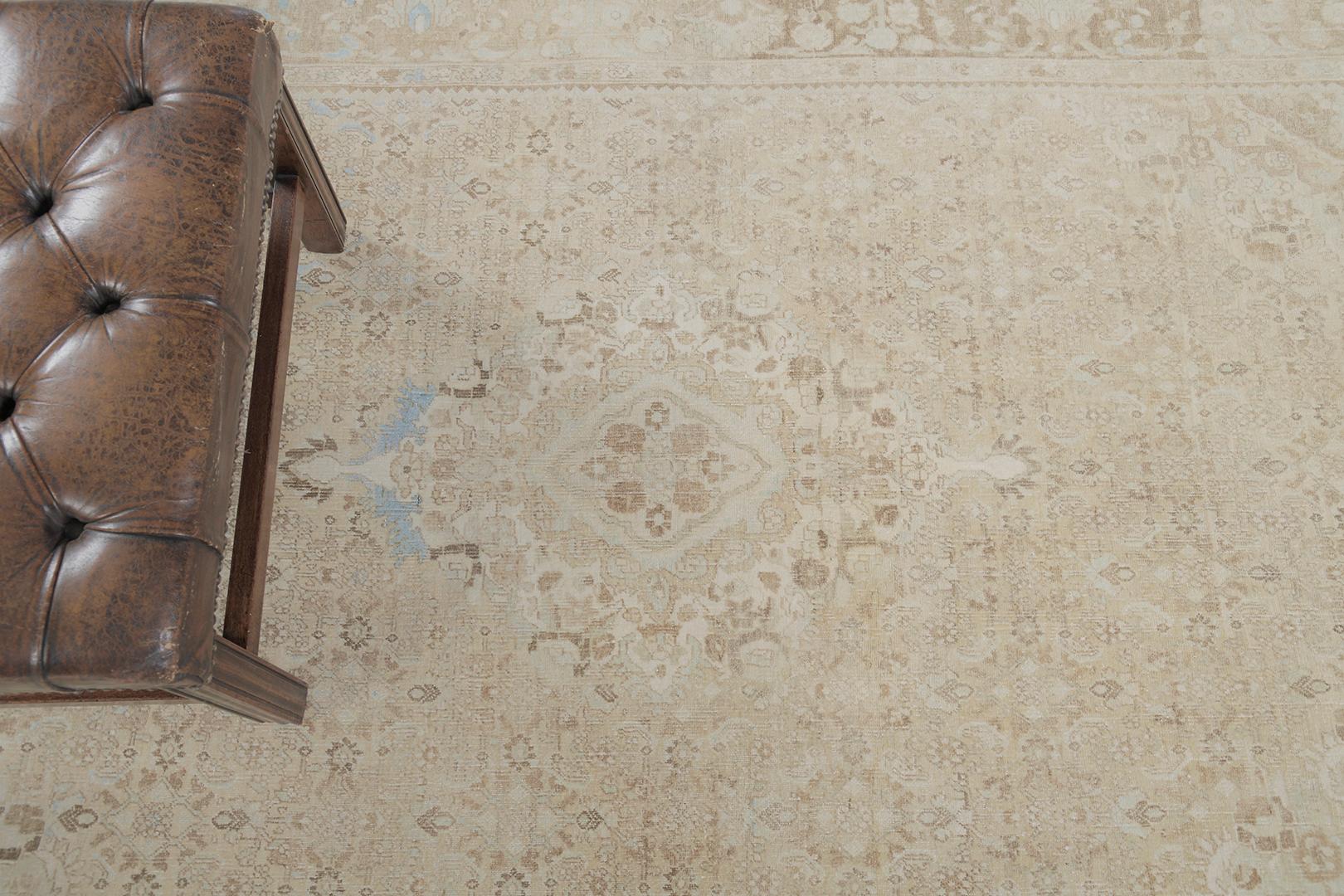 Ein anmutiger antiker persischer Bidjar-Teppich mit einer Reihe von Herati-Mustern, die aus verschiedenen botanischen Elementen in den prächtigen Tönen von Kamel, Hellbraun und Elfenbein bestehen. Dieser raffinierte Teppich hat einen mühelosen