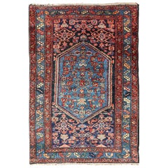 Antiker persischer Bidjar-Teppich in verschiedenen Blau-, Rot- und Lachsfarben