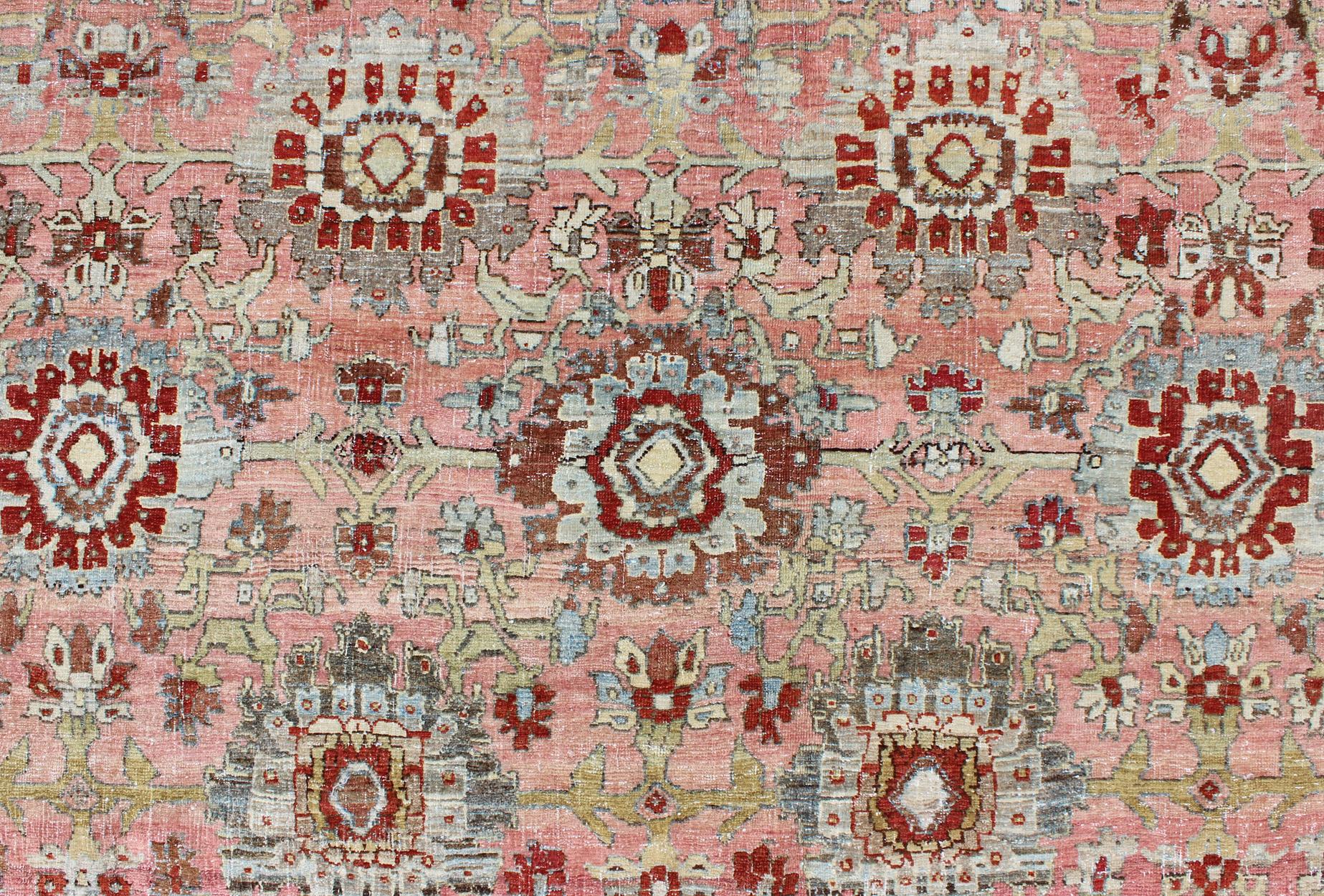 Tapis persan ancien Bidjar avec motif sur toute sa surface en rose clair et bleu clair en vente 3