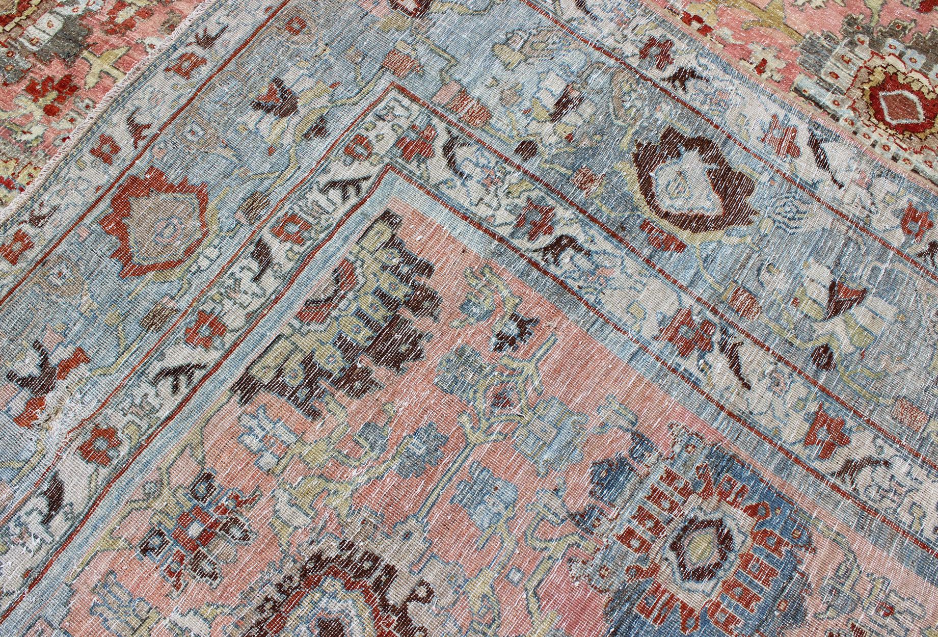 Tapis persan ancien Bidjar avec motif sur toute sa surface en rose clair et bleu clair en vente 5
