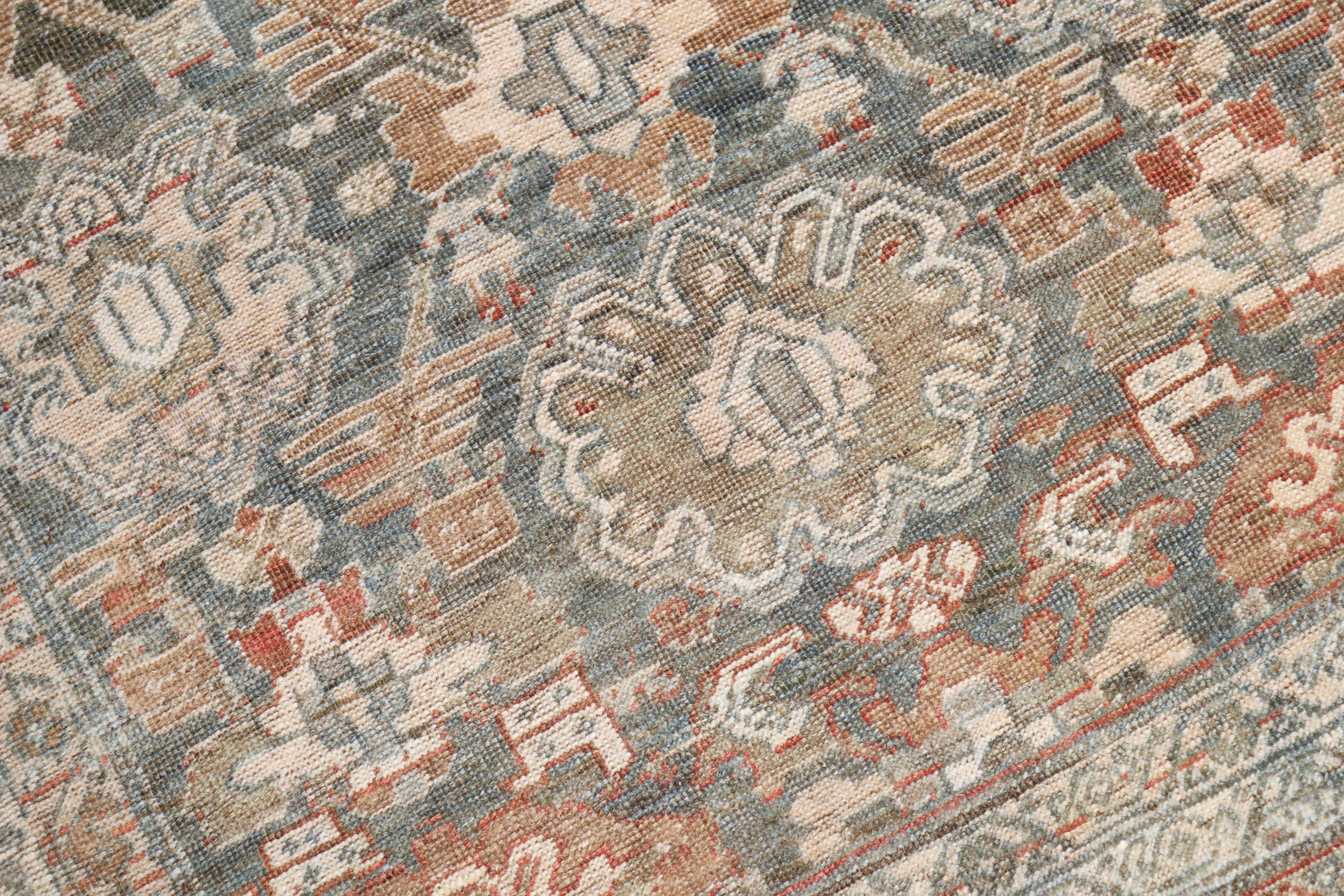 Tapis persan Bidjar de taille carrée du début du 20e siècle, à motif all-over sur un champ gris strié, avec des accents de couleur terre. 

Mesures : 3'9'' x 5'.
 