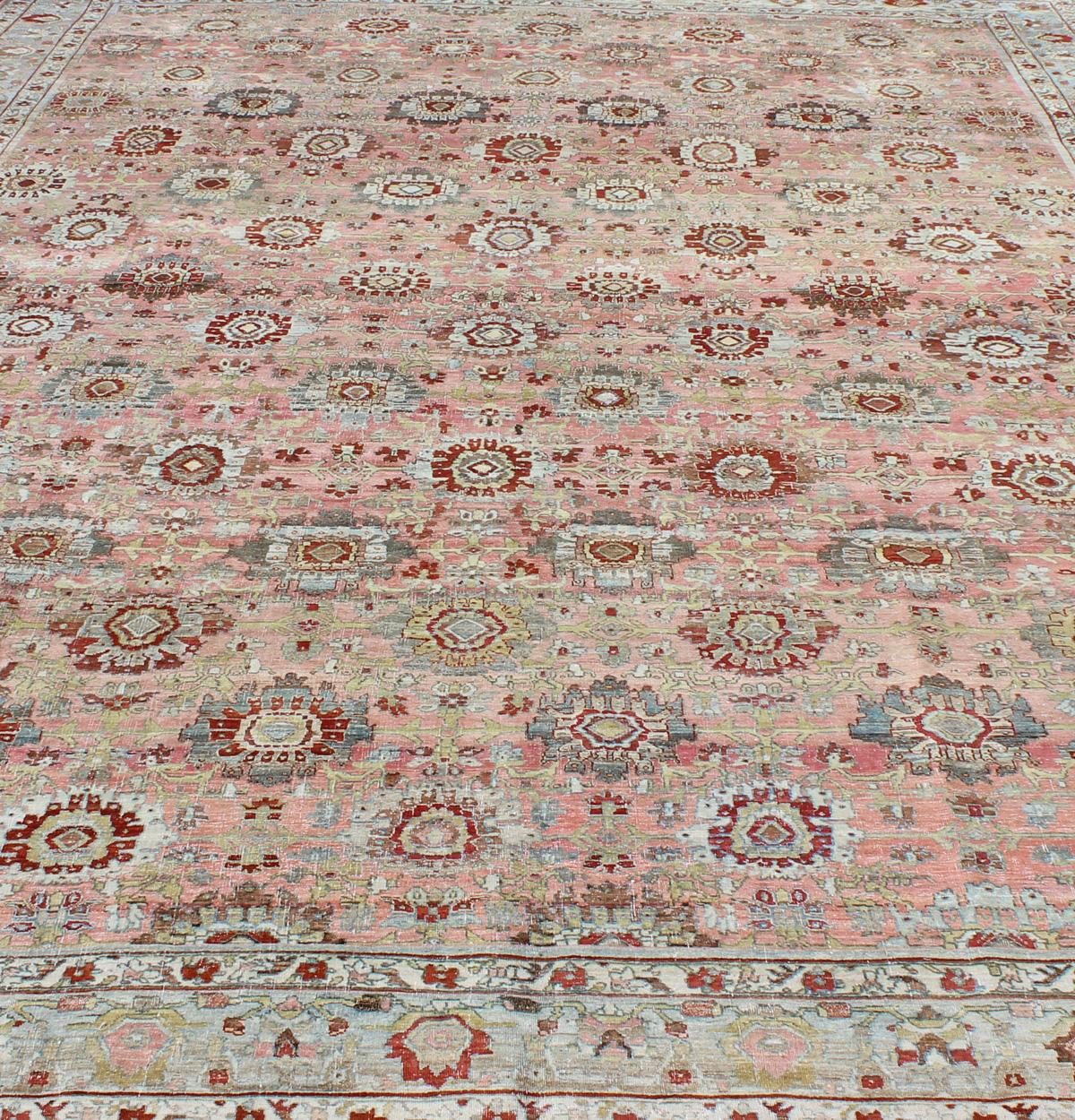 Tapis persan ancien Bidjar avec motif sur toute sa surface en rose clair et bleu clair en vente 1