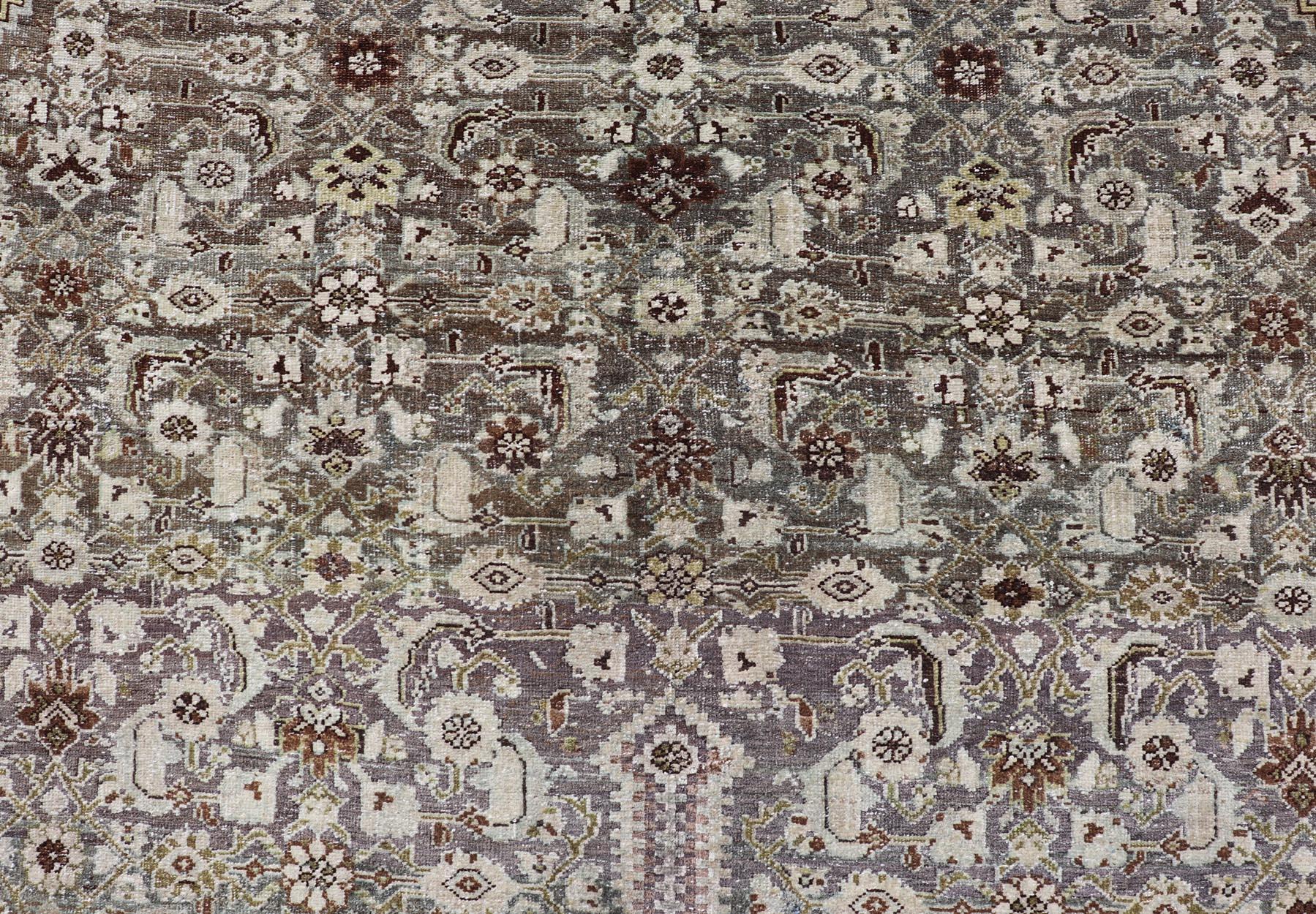 Maße: 6'4 x 15'0 
Dieser Bidjar-Teppich zeichnet sich durch ein zentrales Feld aus, das mit einem komplexen Muster aus floralen und geometrischen Motiven in einer harmonischen Mischung aus Erdtönen, darunter Beige-, Braun- und sanfte Grüntöne,