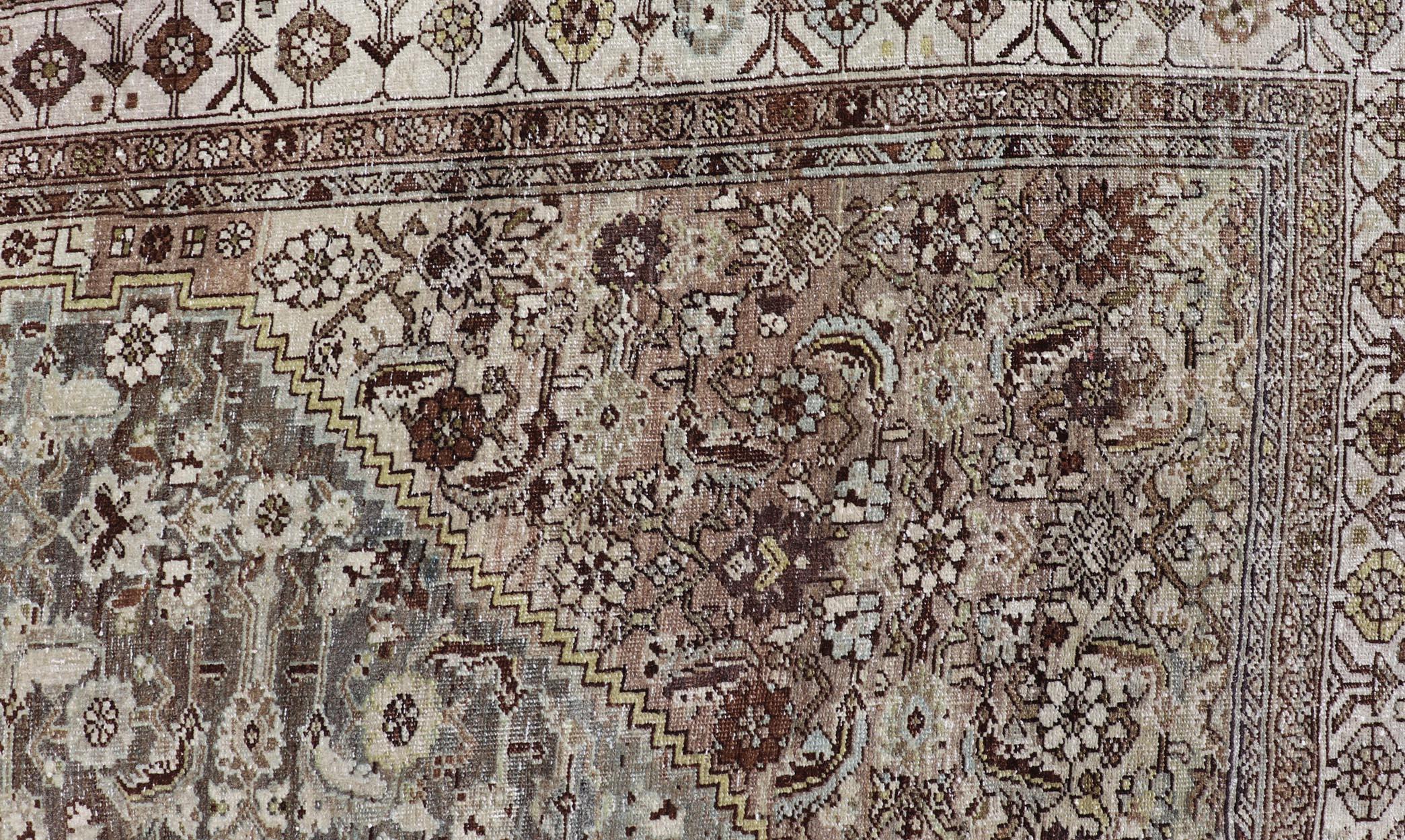 Antiker persischer Bidjar-Galerie-Teppich aus Bidjar mit detaillierten geometrischen Mustern   6'4 x 15' im Zustand „Gut“ im Angebot in Atlanta, GA