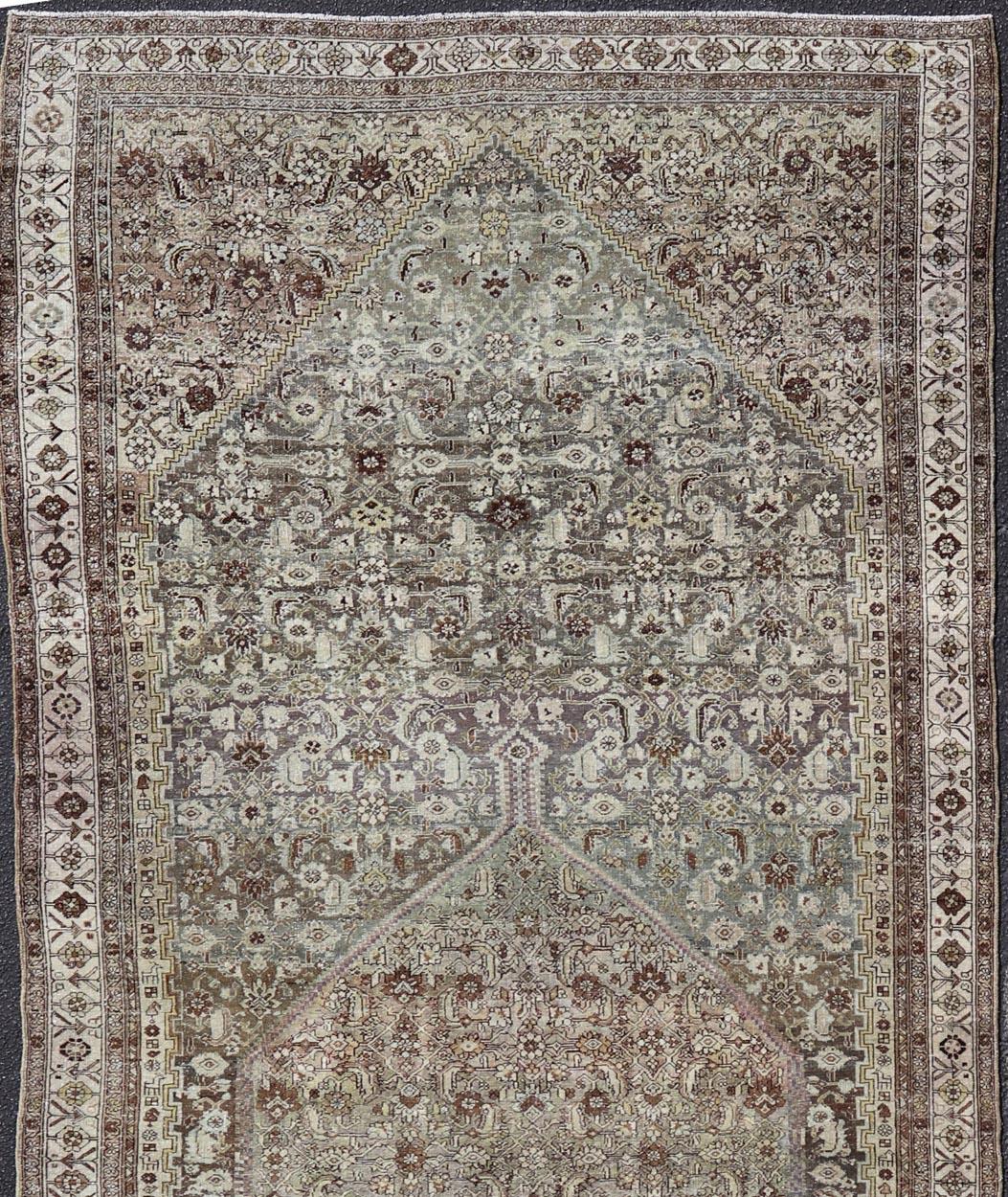 Antiker persischer Bidjar-Galerie-Teppich aus Bidjar mit detaillierten geometrischen Mustern   6'4 x 15' (20. Jahrhundert) im Angebot