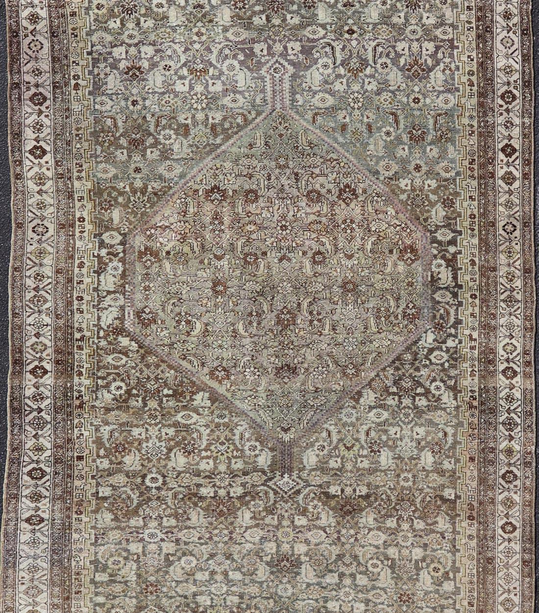 Antiker persischer Bidjar-Galerie-Teppich aus Bidjar mit detaillierten geometrischen Mustern   6'4 x 15' (Wolle) im Angebot