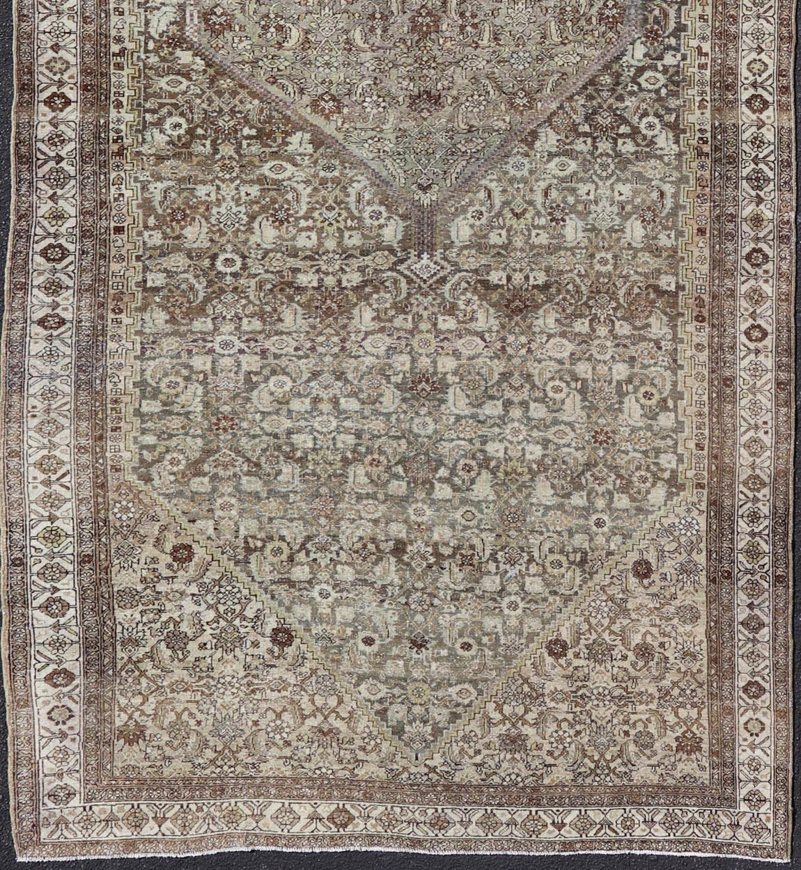 Antiker persischer Bidjar-Galerie-Teppich aus Bidjar mit detaillierten geometrischen Mustern   6'4 x 15' im Angebot 1