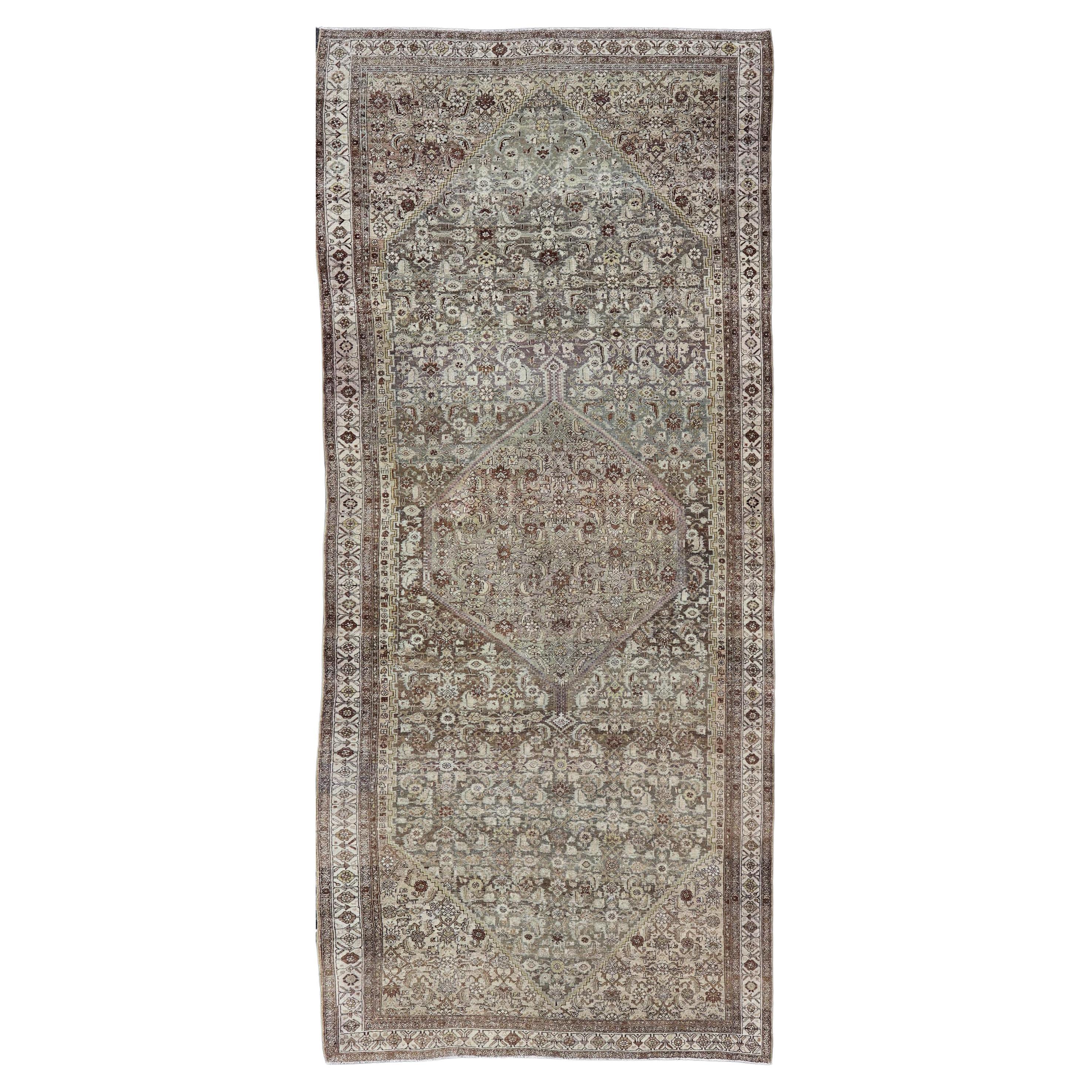Antiker persischer Bidjar-Galerie-Teppich aus Bidjar mit detaillierten geometrischen Mustern   6'4 x 15'