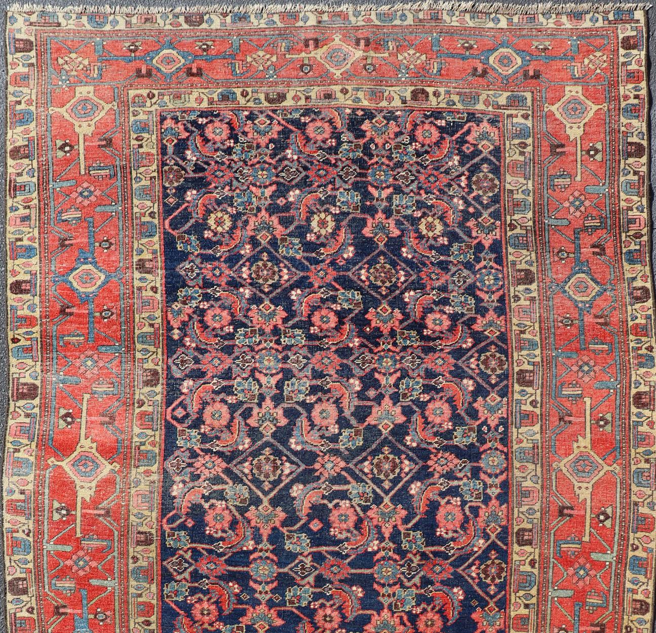 Antiker persischer Bidjar Gallery Teppich mit Marinefeld und roten Geometrien 6'3 x 12'9 im Angebot 2