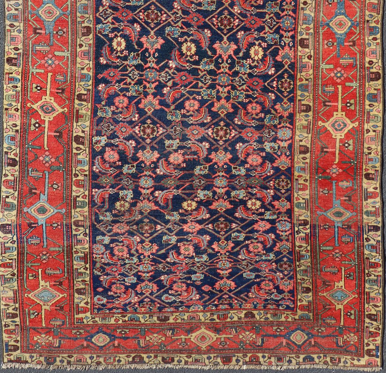 Antiker persischer Bidjar Gallery Teppich mit Marinefeld und roten Geometrien 6'3 x 12'9 im Angebot 4