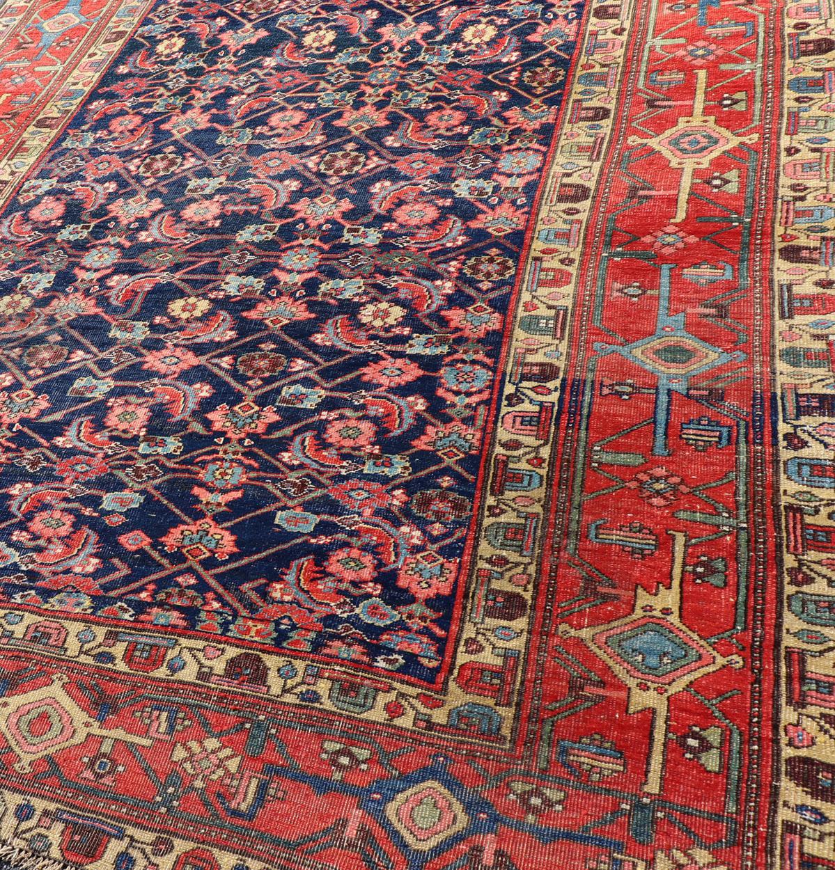 Maße: 6'3 x 12'9 

Antiker persischer Bidjar Gallery Teppich mit Marinefeld und roten Geometrien 6'3 x 12'9. Keivan Woven Arts/ rug/V21-0101, Herkunftsland / Typ: Iran / Bidjar, um 1910.

Ein antiker persischer Bidjar-Galerieteppich mit einem