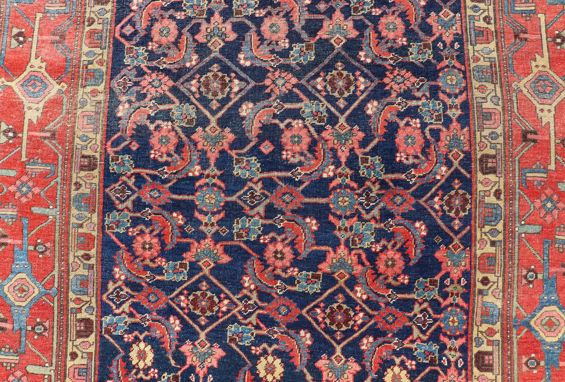 Antiker persischer Bidjar Gallery Teppich mit Marinefeld und roten Geometrien 6'3 x 12'9 (Malayer) im Angebot