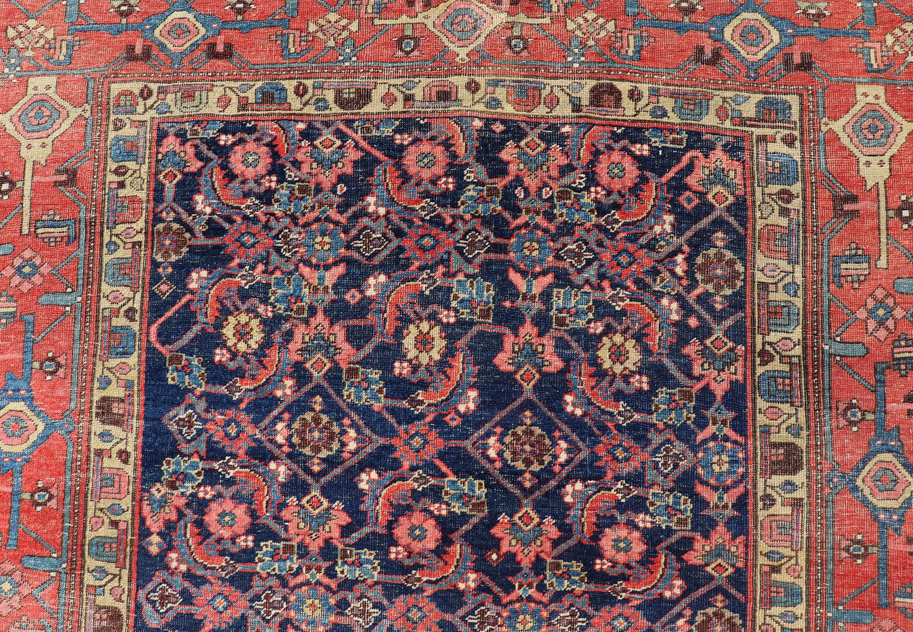 Antiker persischer Bidjar Gallery Teppich mit Marinefeld und roten Geometrien 6'3 x 12'9 (Persisch) im Angebot