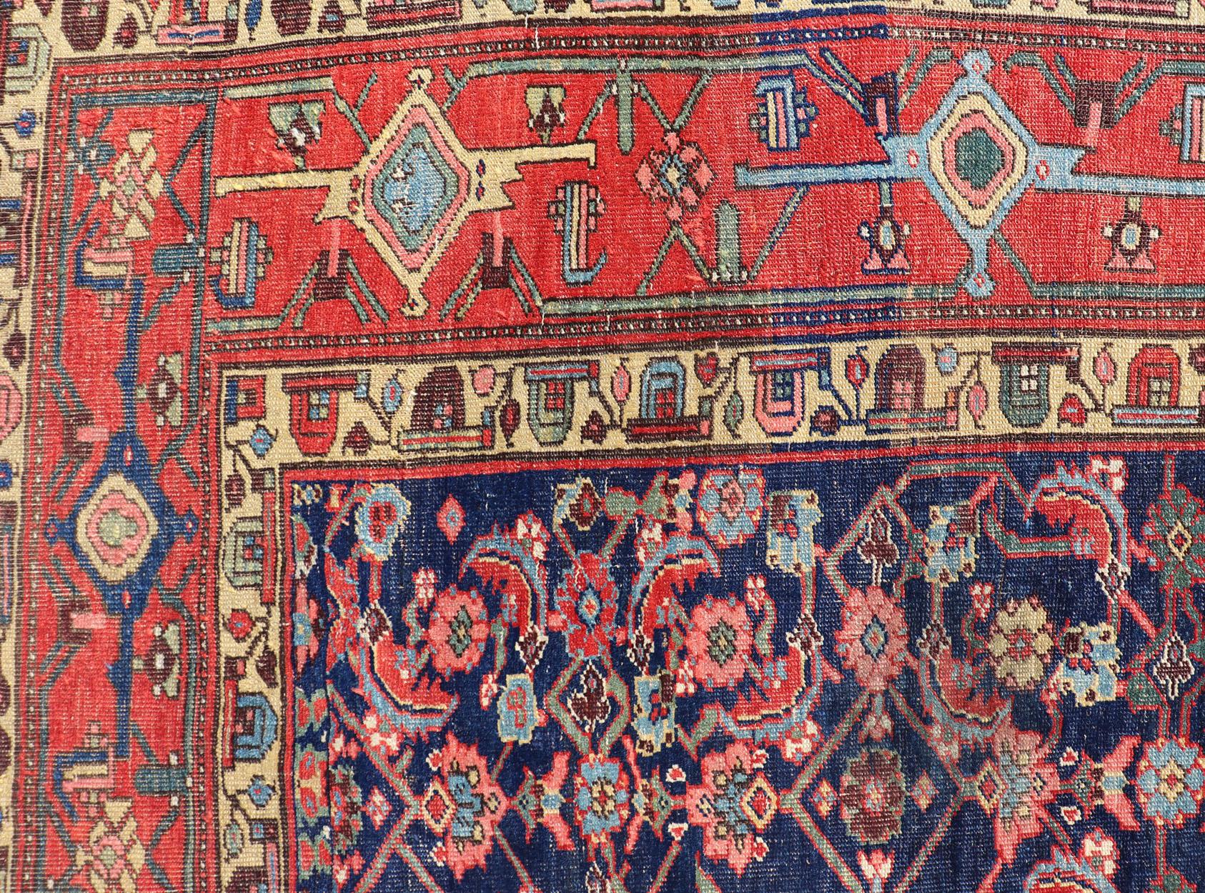 Antiker persischer Bidjar Gallery Teppich mit Marinefeld und roten Geometrien 6'3 x 12'9 (20. Jahrhundert) im Angebot