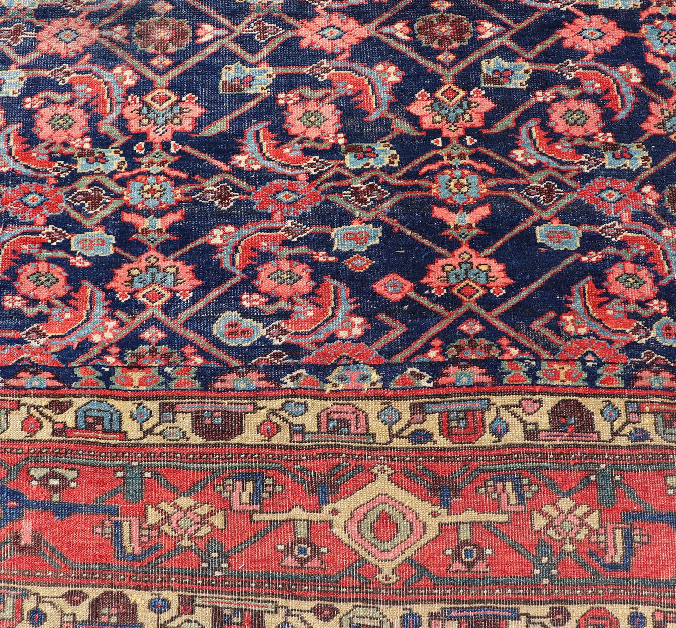 Antiker persischer Bidjar Gallery Teppich mit Marinefeld und roten Geometrien 6'3 x 12'9 (Wolle) im Angebot