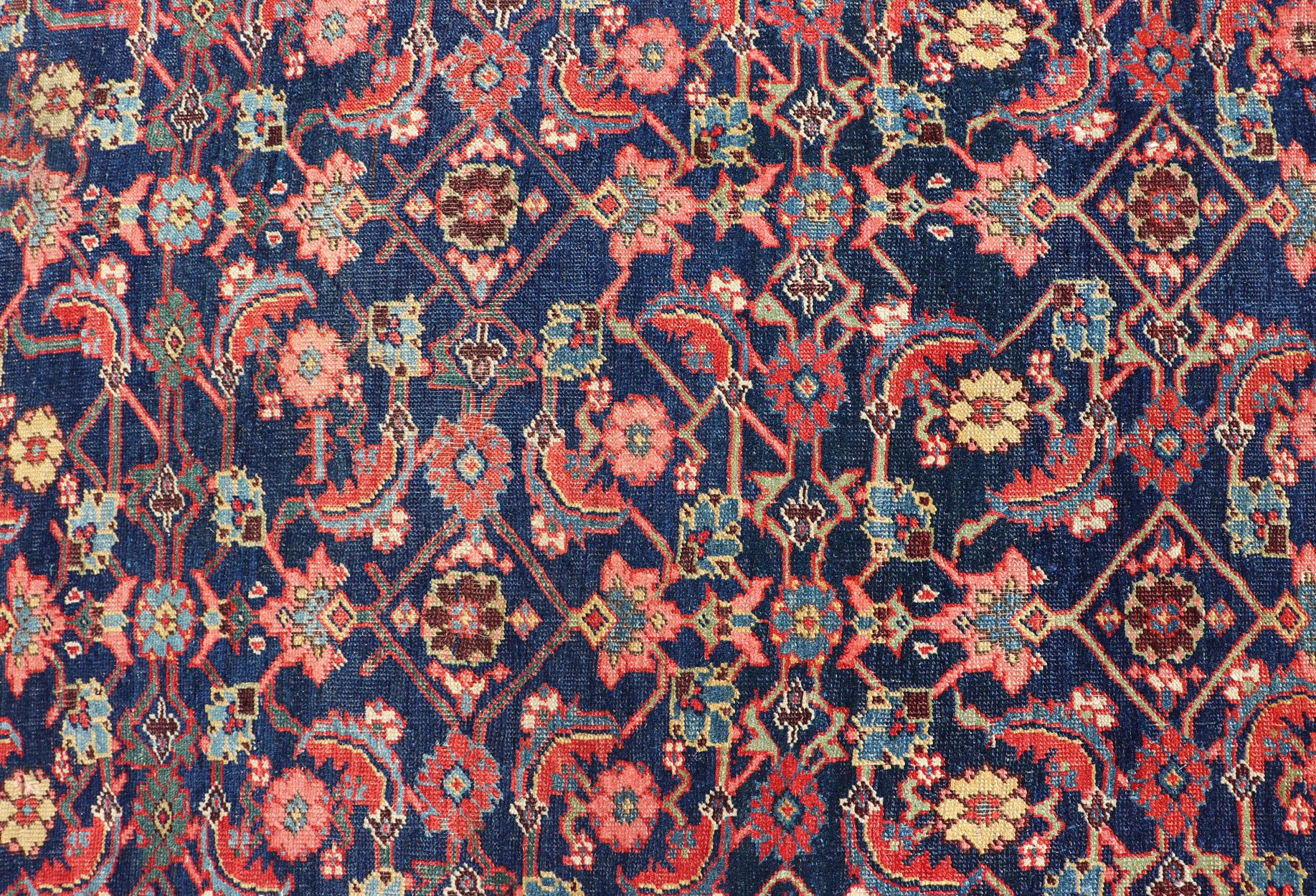 Antiker persischer Bidjar Gallery Teppich mit Marinefeld und roten Geometrien 6'3 x 12'9 im Angebot 1