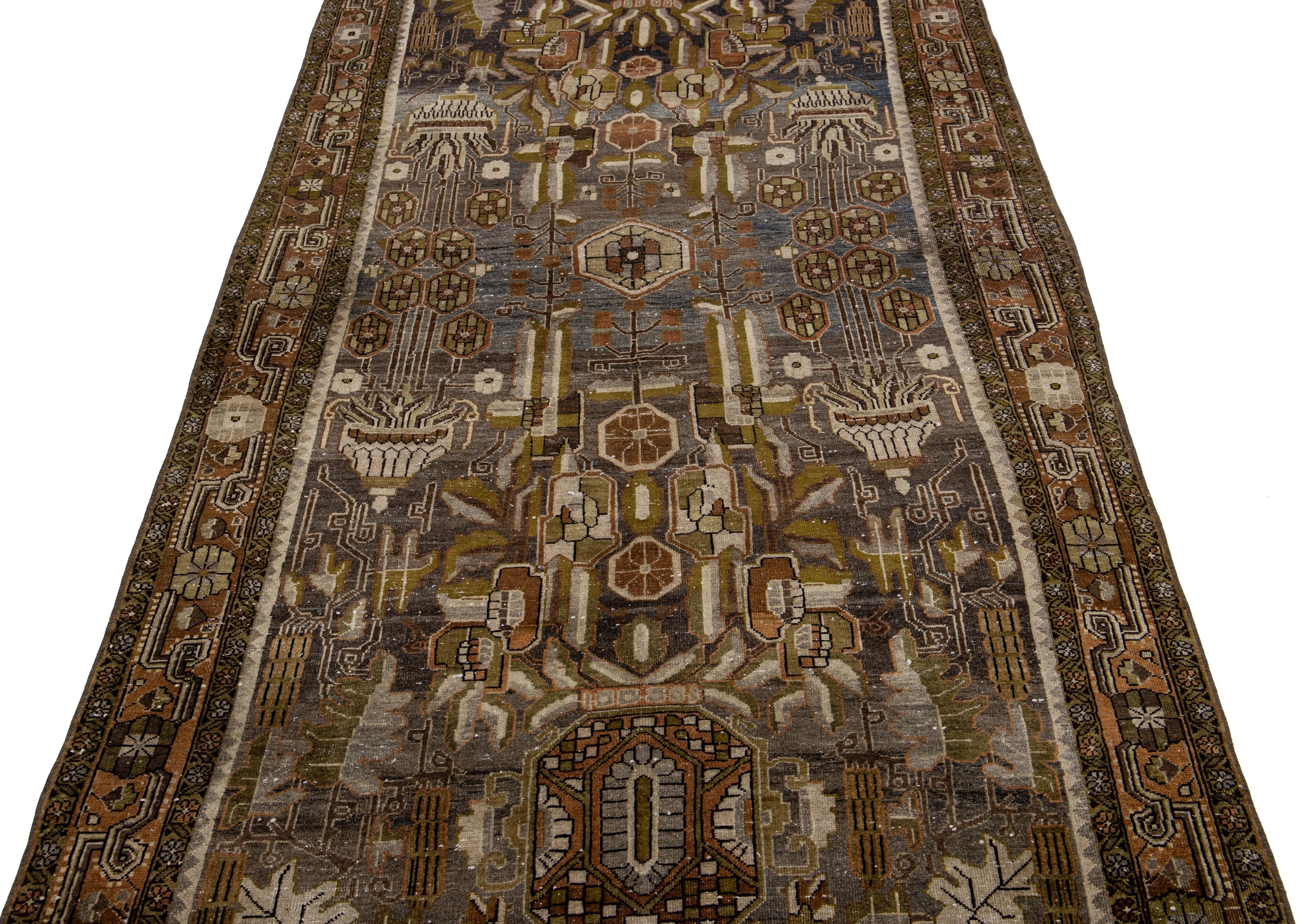Islamique Tapis de couloir persan ancien Bidjar en laine grise et bleue fait à la main avec motif sur toute la surface en vente
