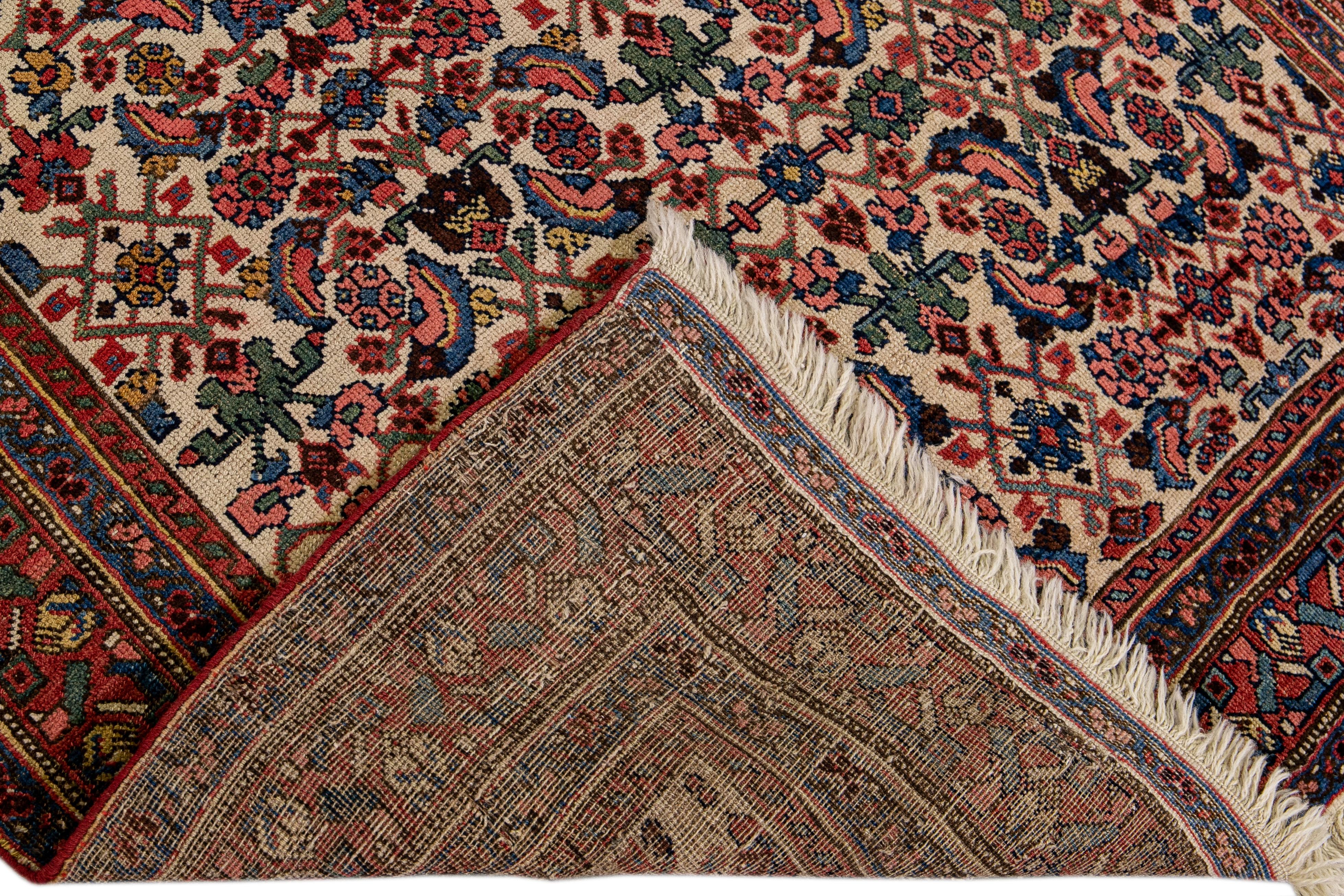 Schöner antiker persischer Bidjar-Läufer mit einem beigen Feld. Dieses Stück hat einen roten Rahmen und mehrfarbige Akzente in einem geometrischen, floralen Allover-Muster.

Dieser Teppich misst: 4'3