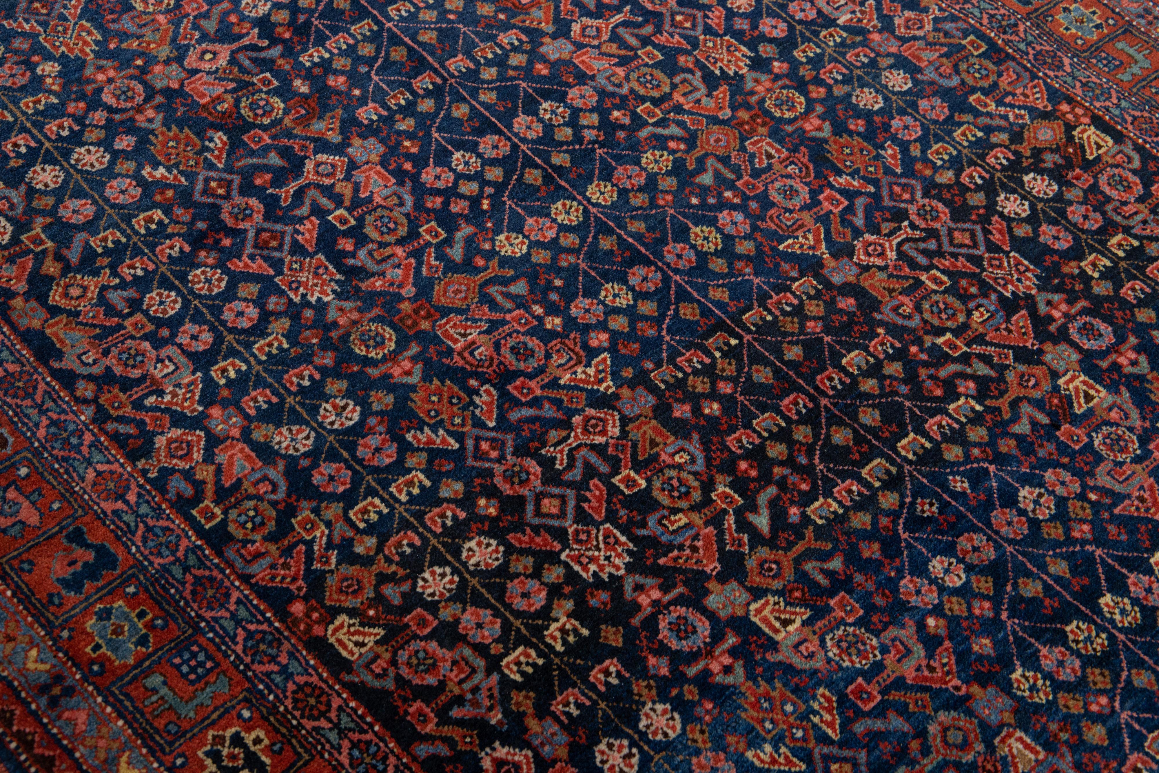 Ancien tapis persan Bidjar en laine bleue à motifs intégraux fait à la main en vente 2