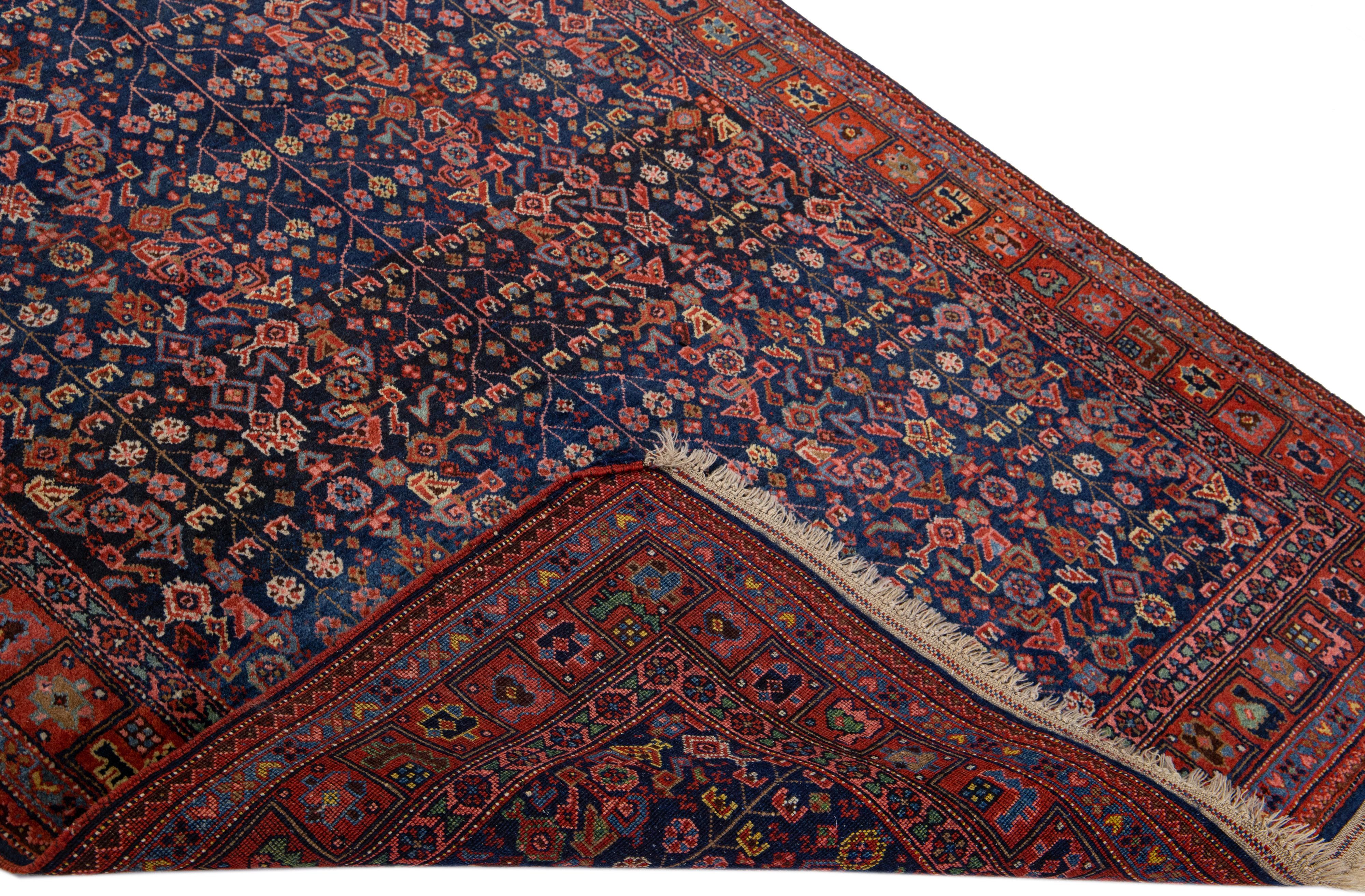 Magnifique tapis antique persan Bidjar en laine nouée à la main avec un champ rouille et bleu. Cette pièce présente un motif floral médaillon aux accents multicolores.

Ce tapis mesure 4'6