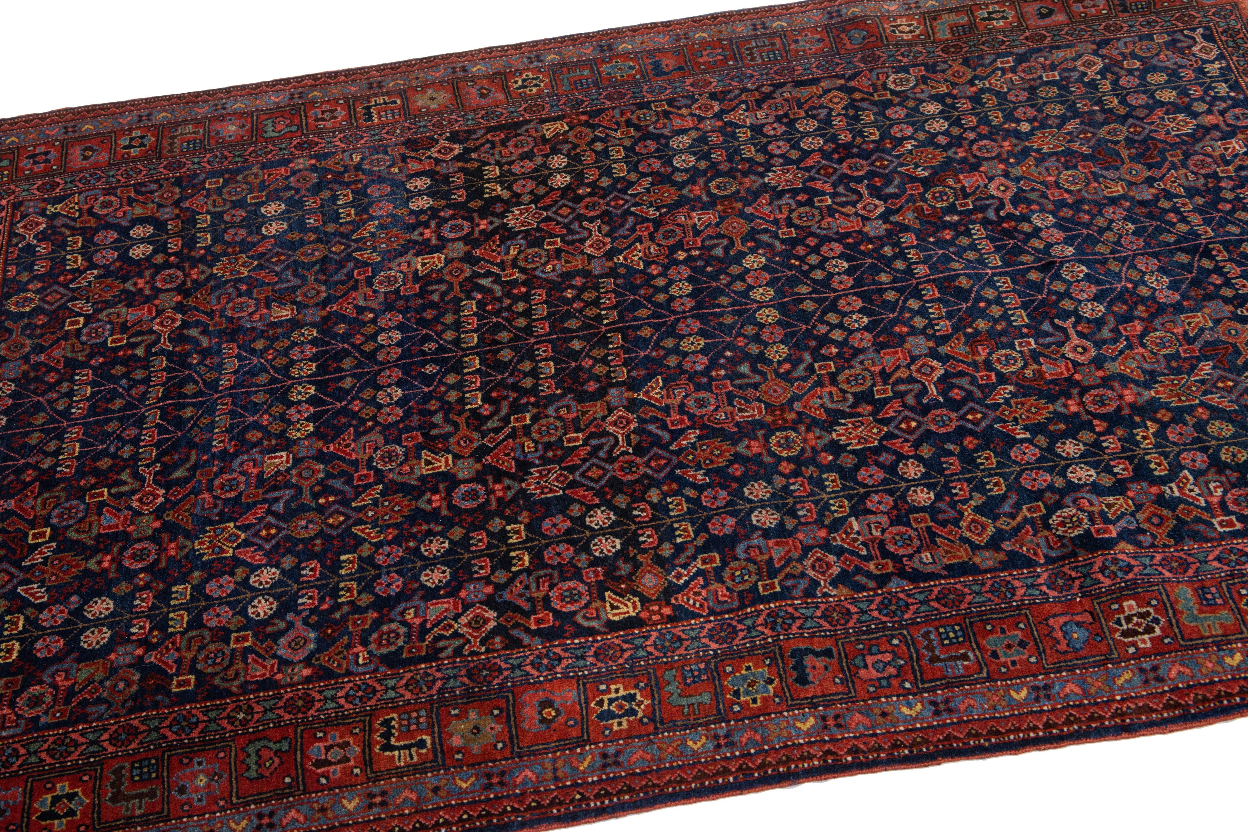 Noué à la main Ancien tapis persan Bidjar en laine bleue à motifs intégraux fait à la main en vente