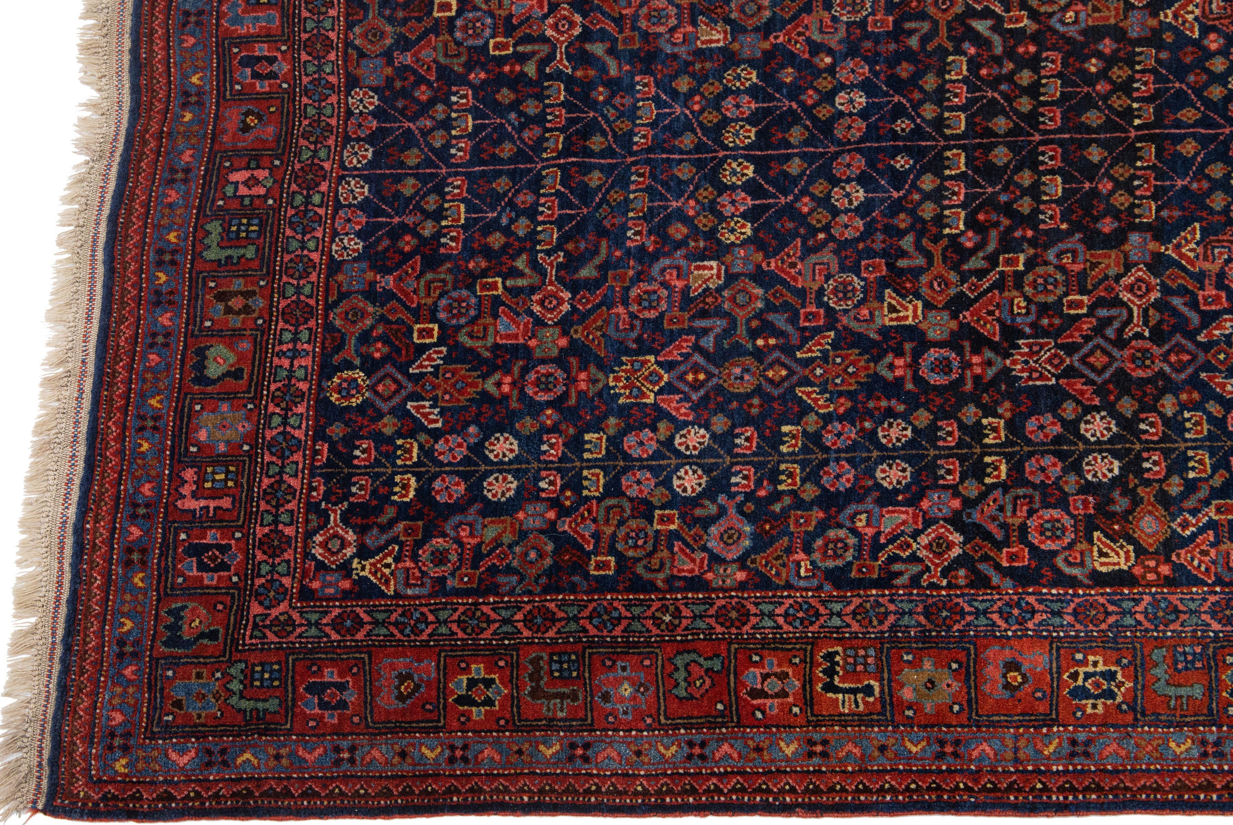 Ancien tapis persan Bidjar en laine bleue à motifs intégraux fait à la main Excellent état - En vente à Norwalk, CT