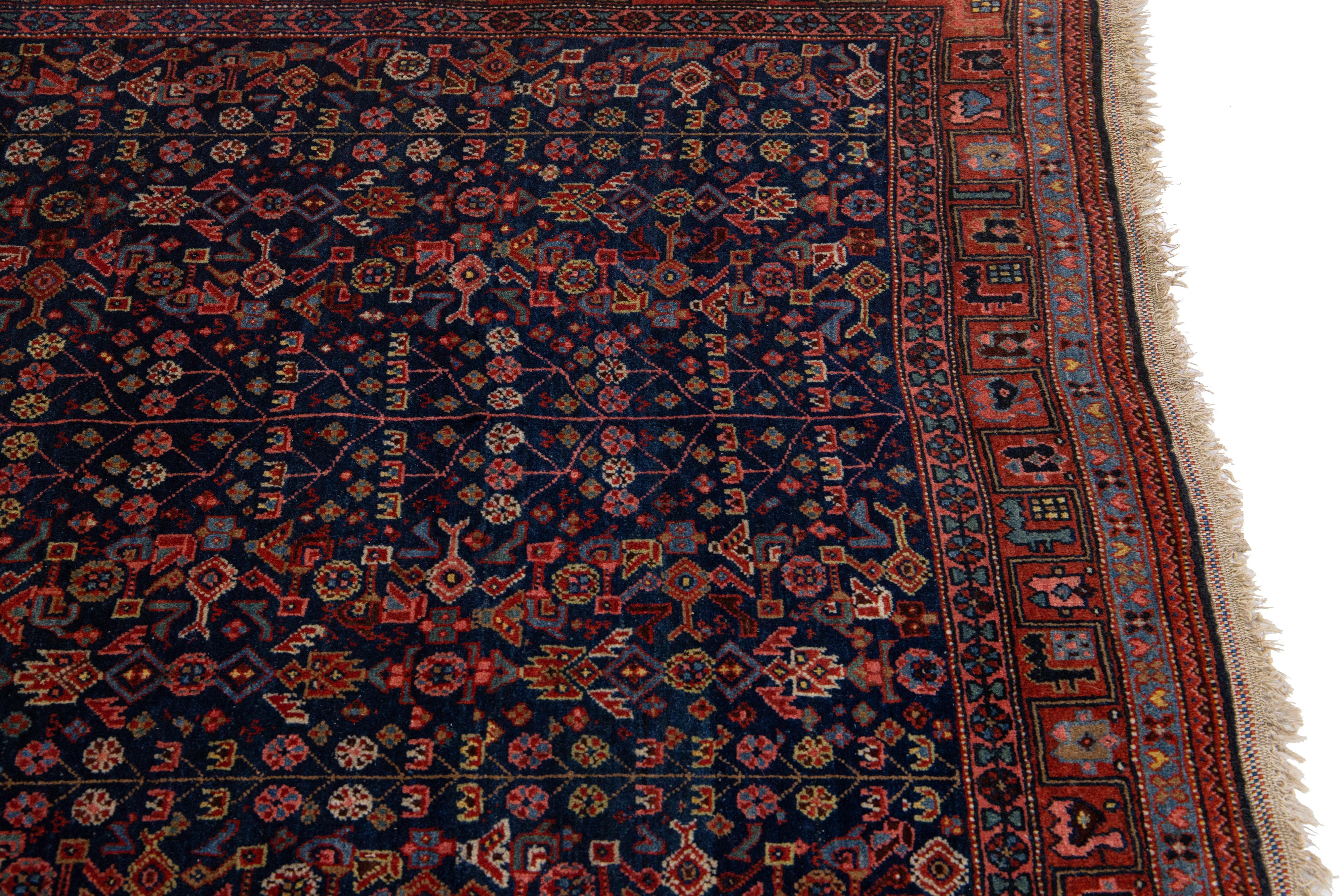 Ancien tapis persan Bidjar en laine bleue à motifs intégraux fait à la main en vente 1