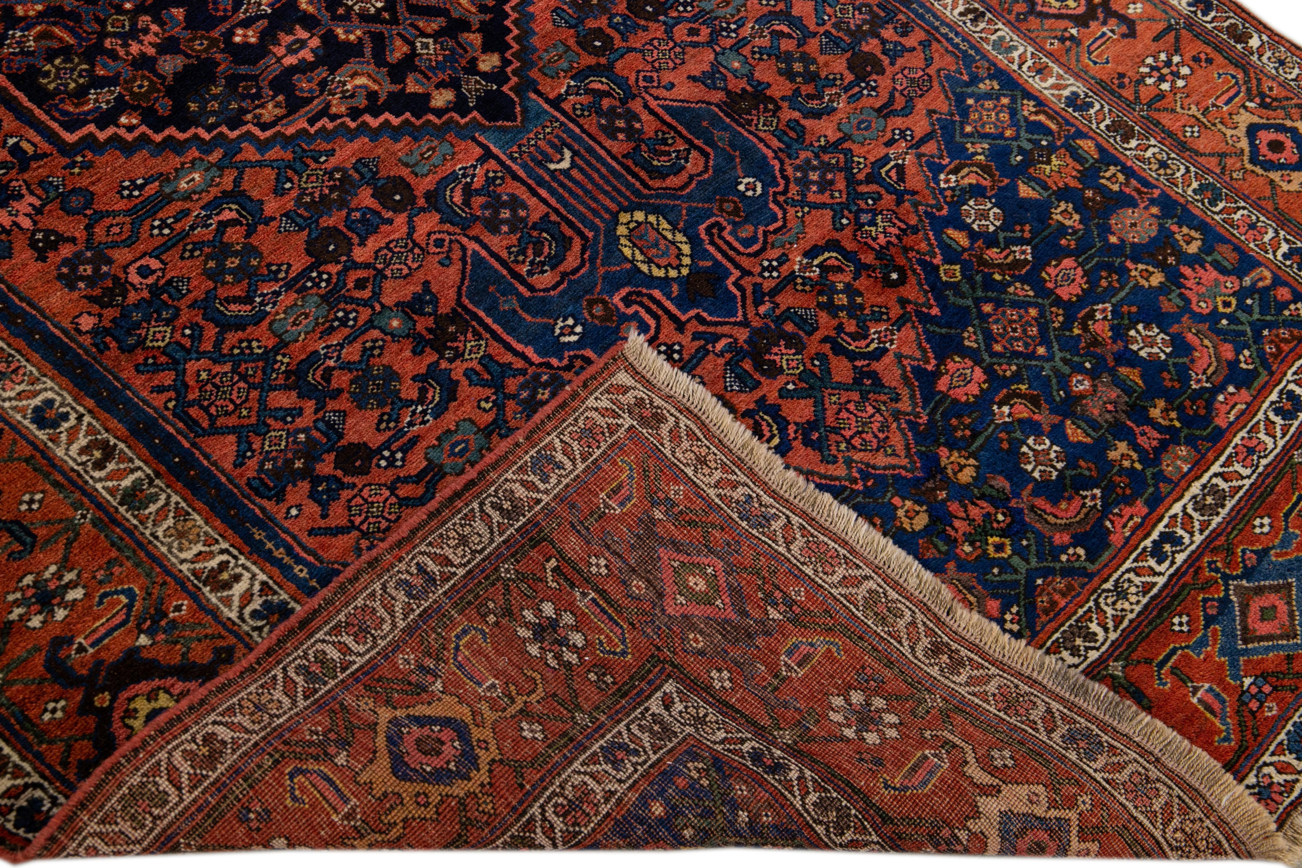 Magnifique tapis persan vintage Bidjar en laine nouée à la main avec un champ rouille et bleu. Cette pièce présente un motif floral médaillon aux accents multicolores.

Ce tapis mesure 4'8