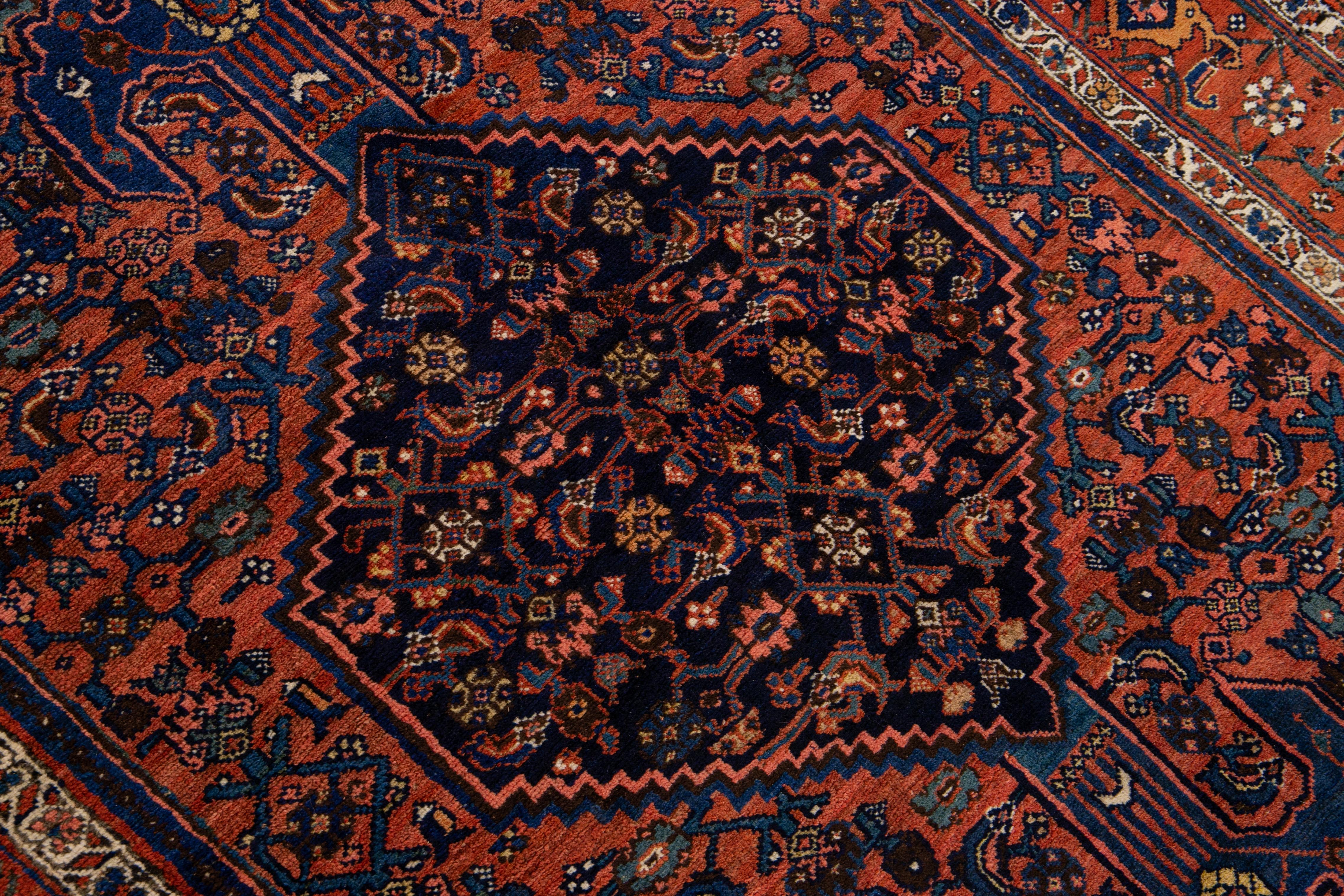 Tapis persan ancien Bidjar en laine médaillon bleu et rouille fait à la main en vente 1