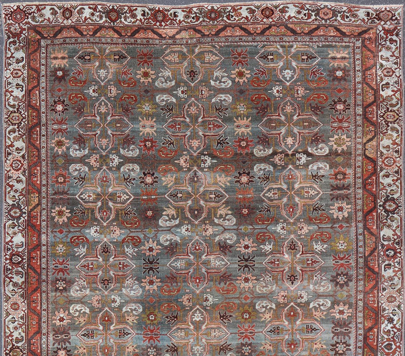 Antiker persischer Bidjar in geometrischem Design mit blau-grauem Hintergrund und mehrfarbigem Hintergrund im Angebot 2
