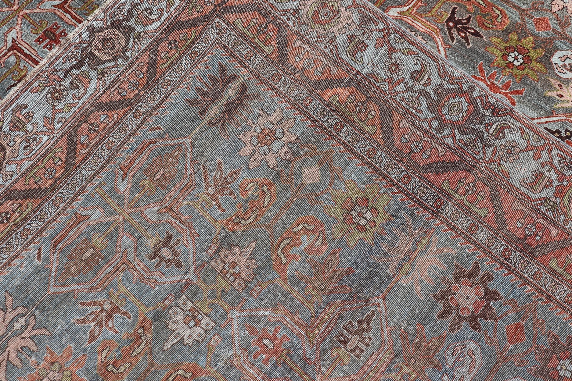 Antiker persischer Bidjar in geometrischem Design mit blau-grauem Hintergrund und mehrfarbigem Hintergrund im Angebot 5