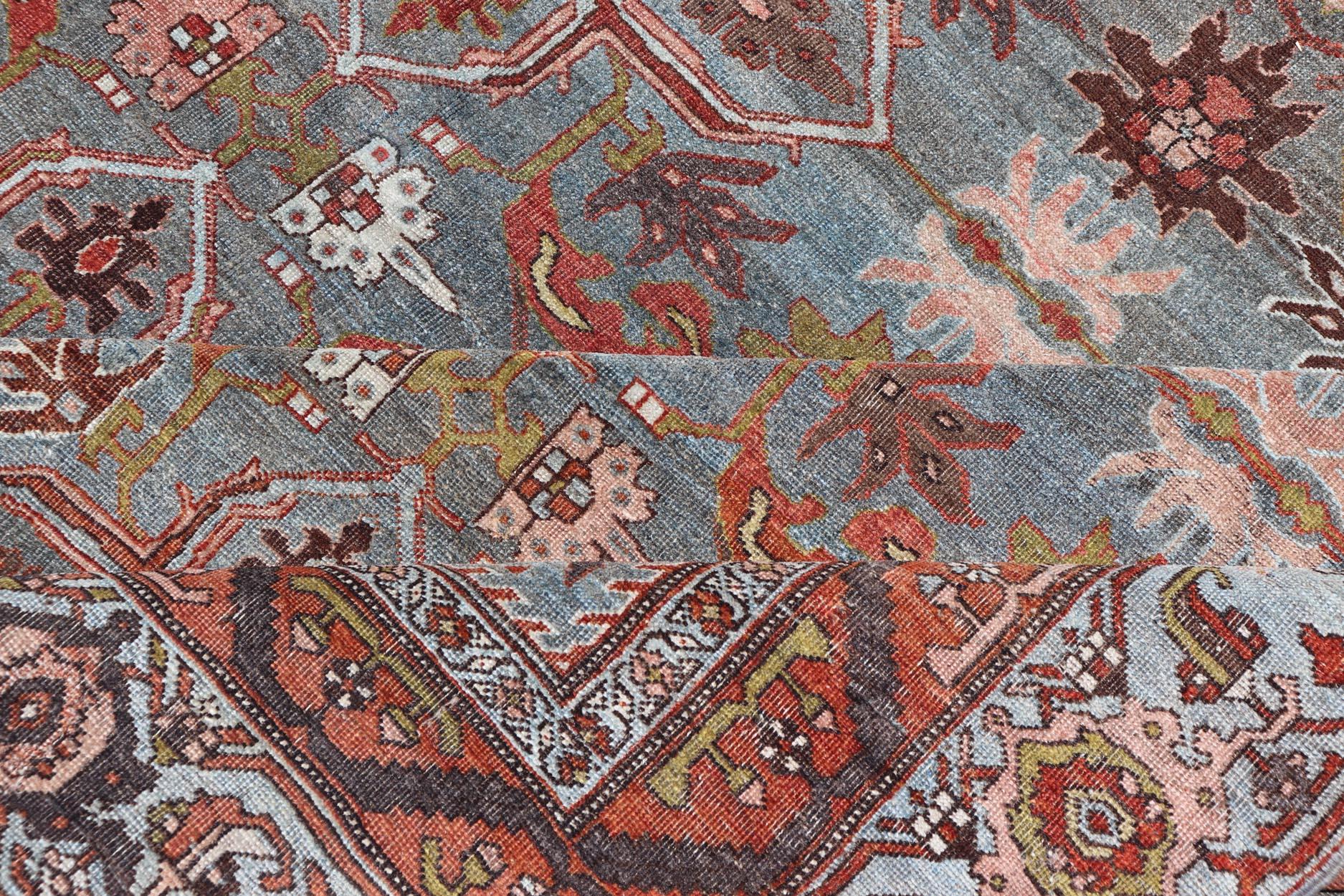 Antiker persischer Bidjar in geometrischem Design mit blau-grauem Hintergrund und mehrfarbigem Hintergrund im Angebot 6