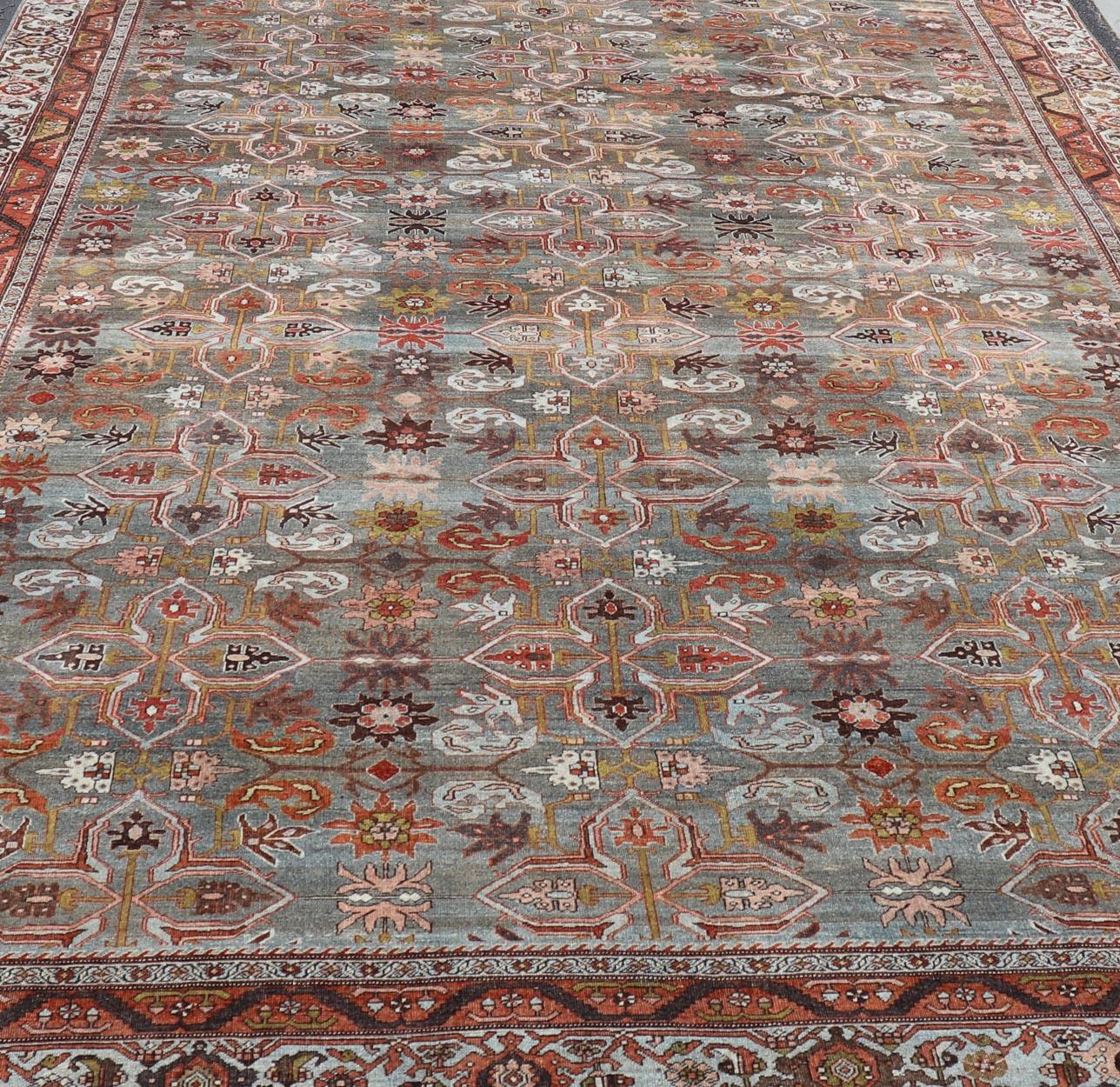 Antiker persischer Bidjar in geometrischem Design mit blau-grauem Hintergrund und mehreren Farben. Keivan Woven Arts- Teppich/ EMB-22197-15452, Großer Perserteppich, All-Over-Design Bidjar, Großer Bidjar, Spätes 19.  Jahrhundert. 
Maße: 9'10 x 14'9
