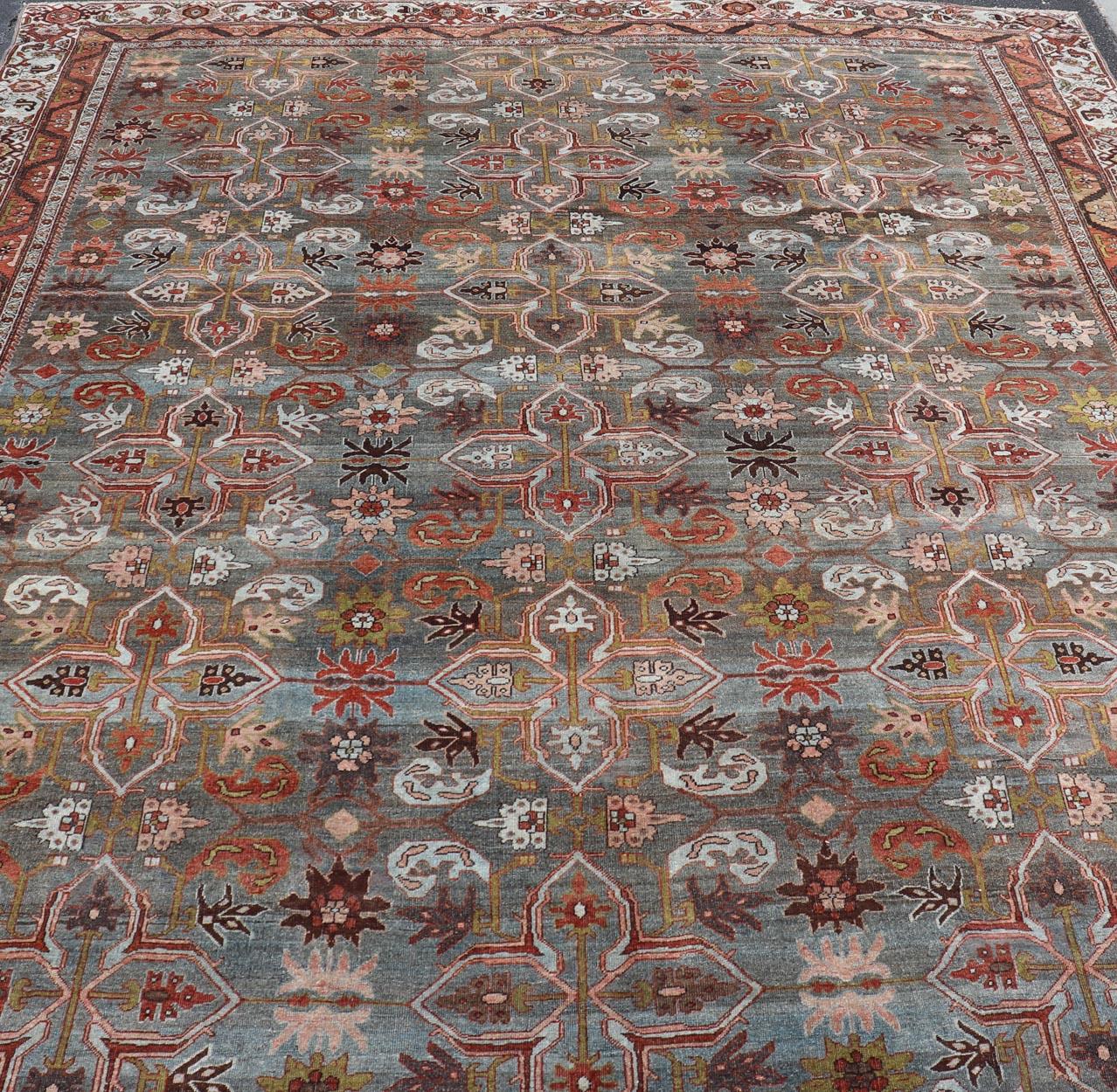 Antiker persischer Bidjar in geometrischem Design mit blau-grauem Hintergrund und mehrfarbigem Hintergrund (Tabriz) im Angebot
