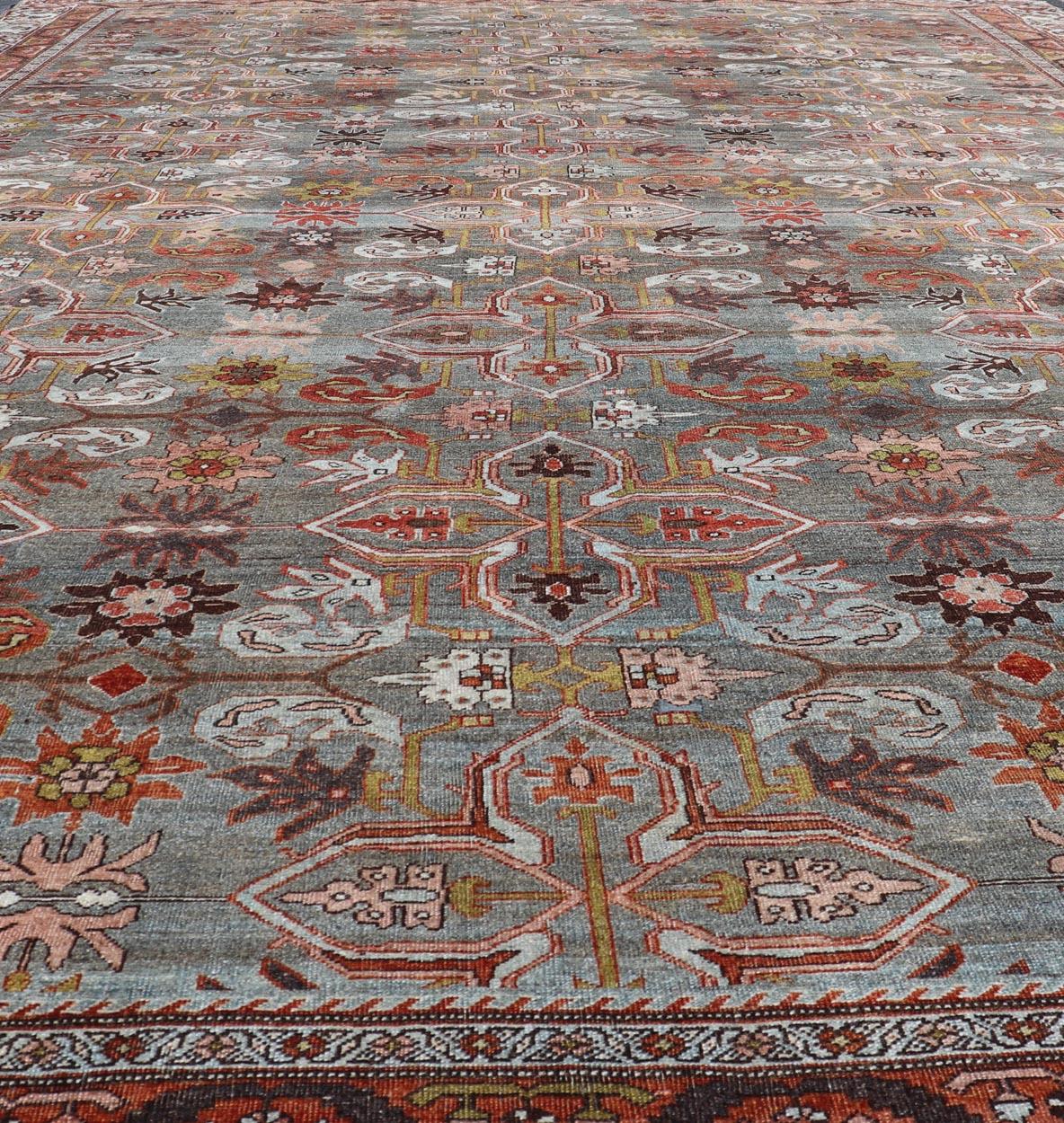 Antiker persischer Bidjar in geometrischem Design mit blau-grauem Hintergrund und mehrfarbigem Hintergrund (Persisch) im Angebot
