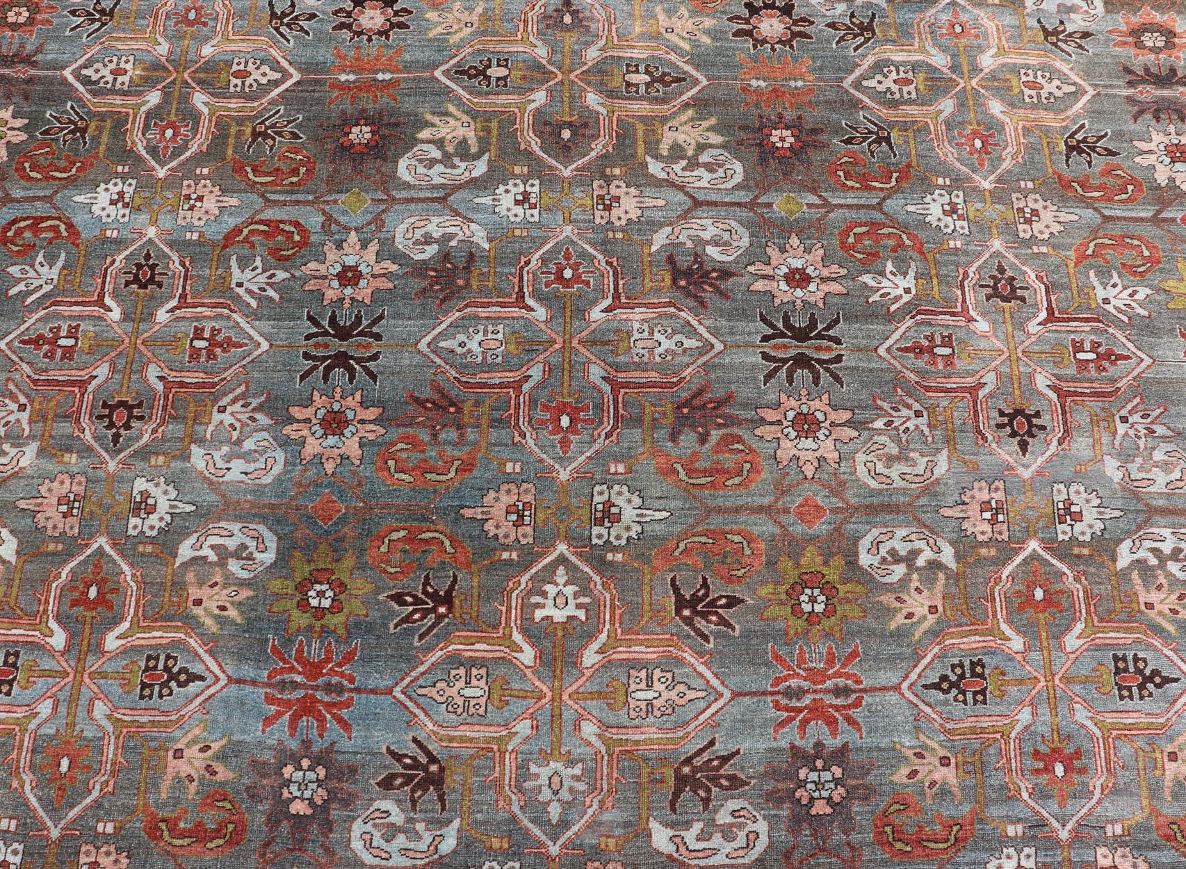 Antiker persischer Bidjar in geometrischem Design mit blau-grauem Hintergrund und mehrfarbigem Hintergrund (Handgeknüpft) im Angebot