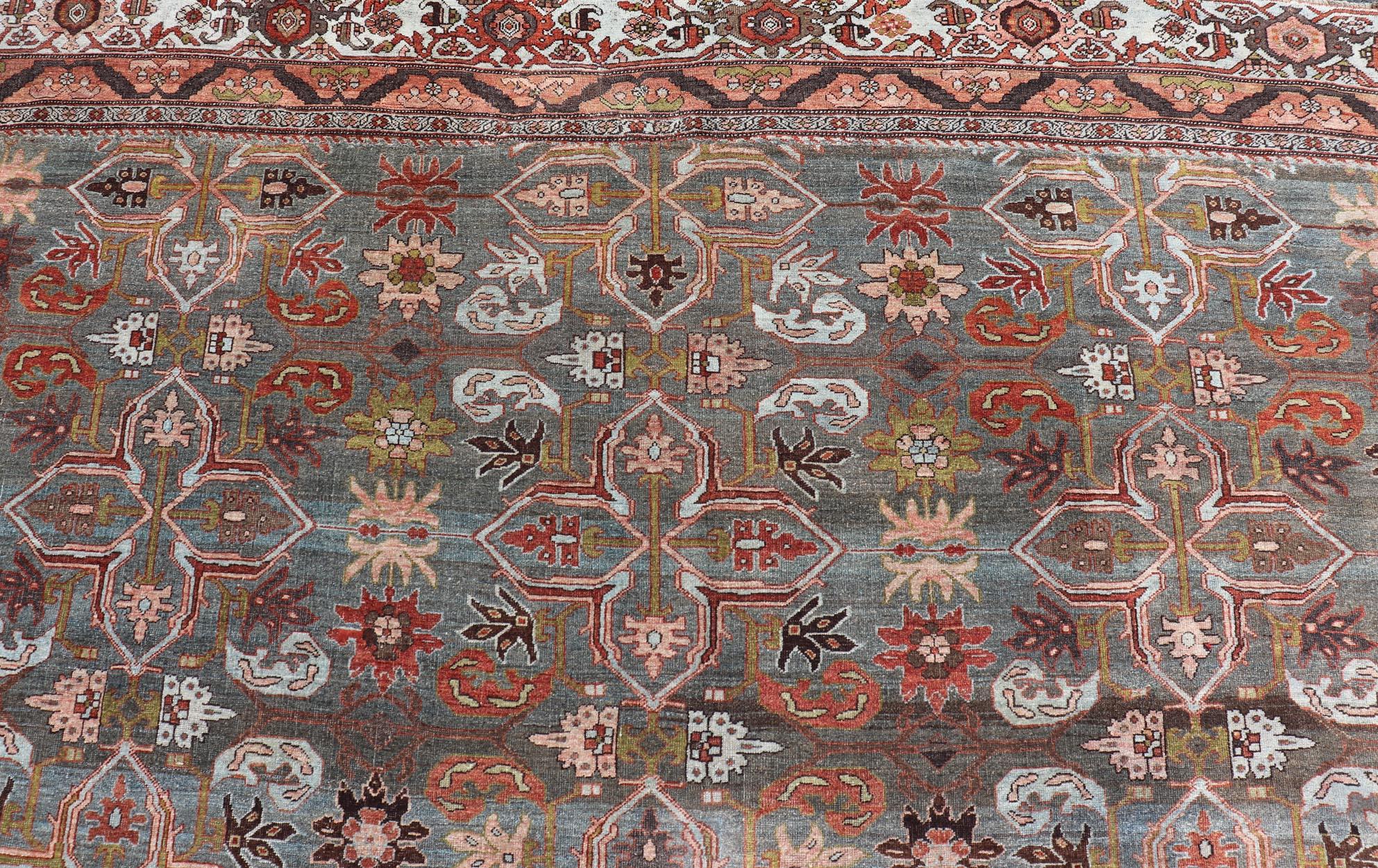 Antiker persischer Bidjar in geometrischem Design mit blau-grauem Hintergrund und mehrfarbigem Hintergrund im Zustand „Gut“ im Angebot in Atlanta, GA