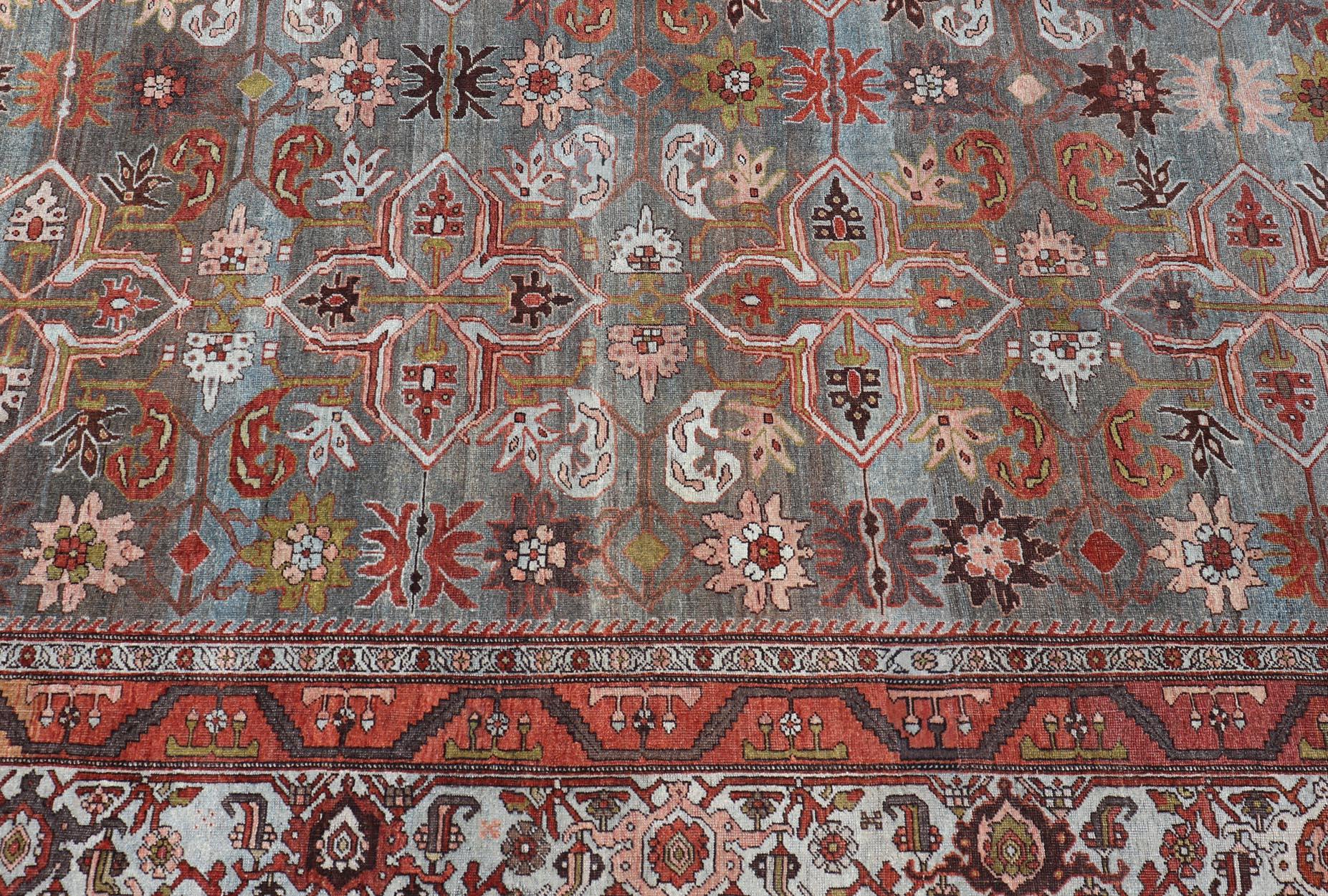 Antiker persischer Bidjar in geometrischem Design mit blau-grauem Hintergrund und mehrfarbigem Hintergrund (19. Jahrhundert) im Angebot