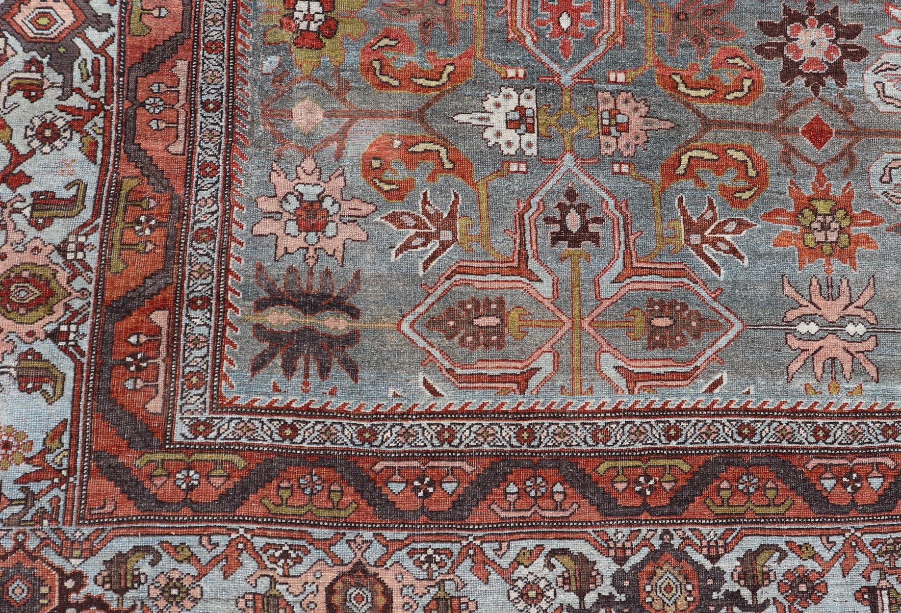 Antiker persischer Bidjar in geometrischem Design mit blau-grauem Hintergrund und mehrfarbigem Hintergrund (Wolle) im Angebot