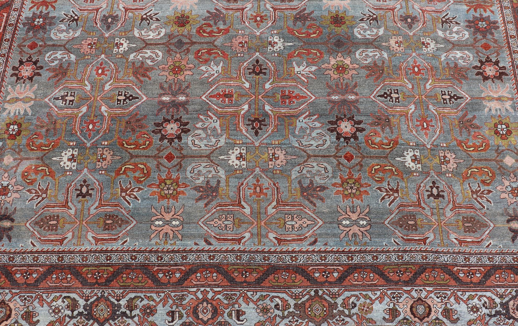 Antiker persischer Bidjar in geometrischem Design mit blau-grauem Hintergrund und mehrfarbigem Hintergrund im Angebot 1